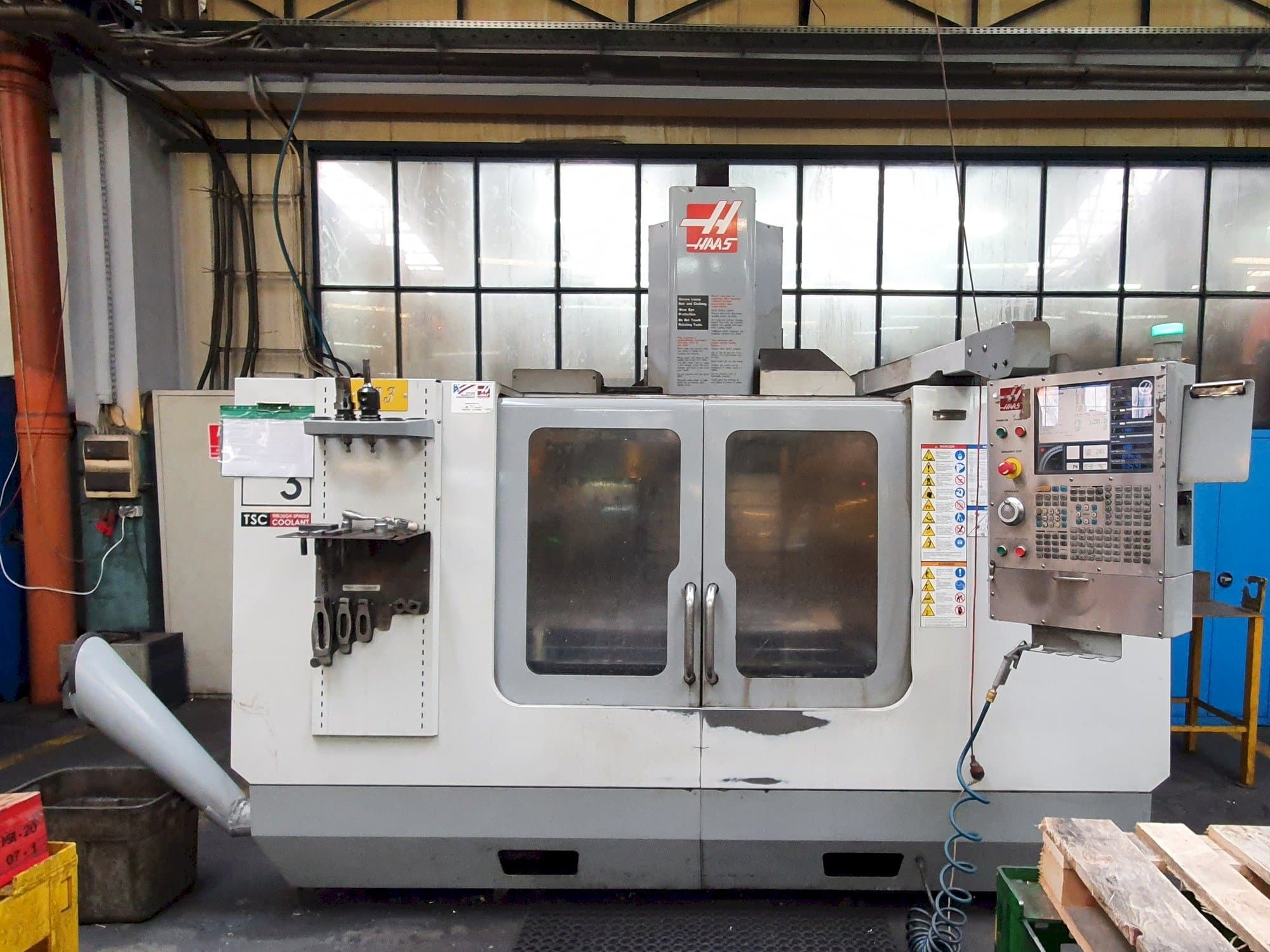 Vista frontal de la máquina HAAS VF-3 BHE