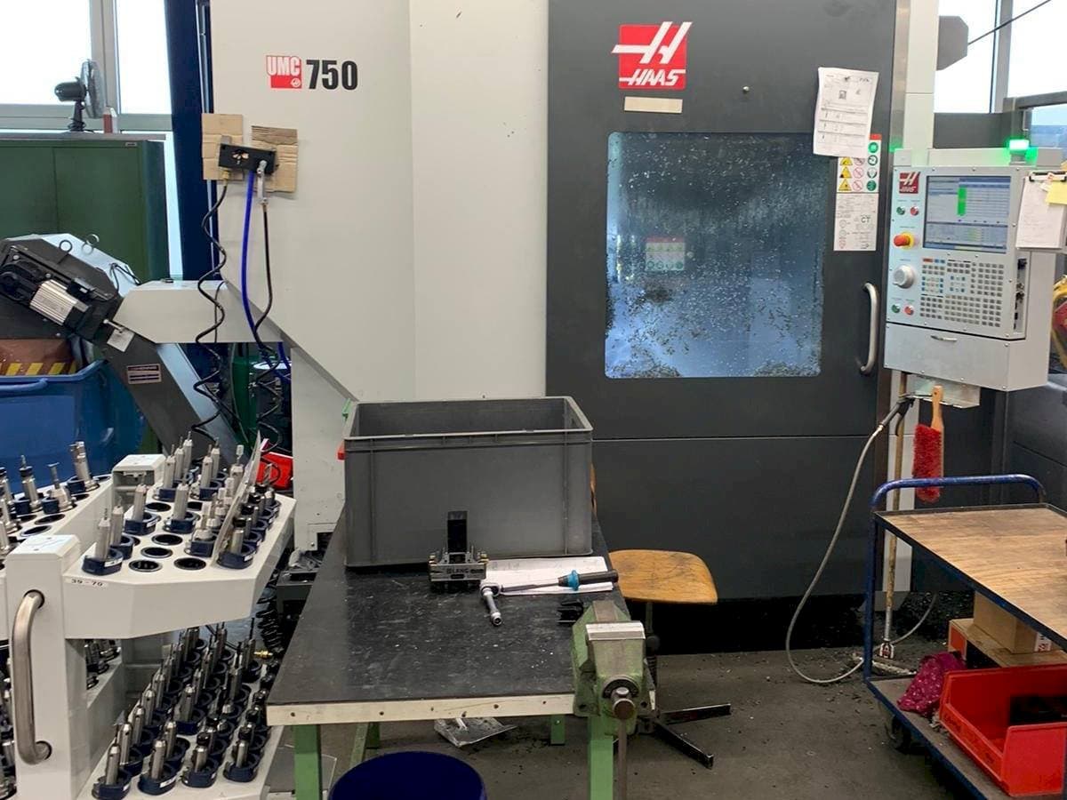 Vista frontal de la máquina HAAS UMC - 750