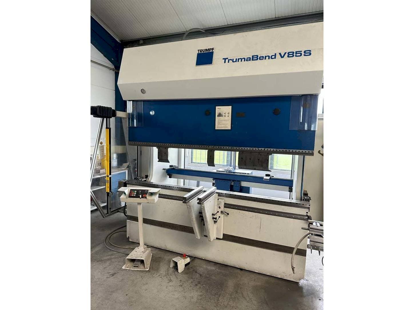 Vista frontal de la máquina Trumpf TrumaBend V85S