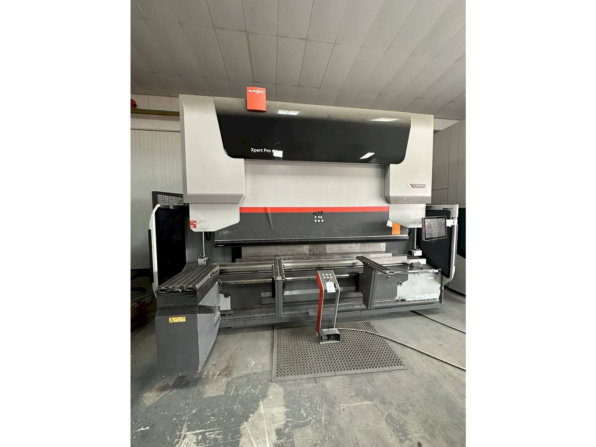 Vista frontal de la máquina Bystronic Xpert 150/3100