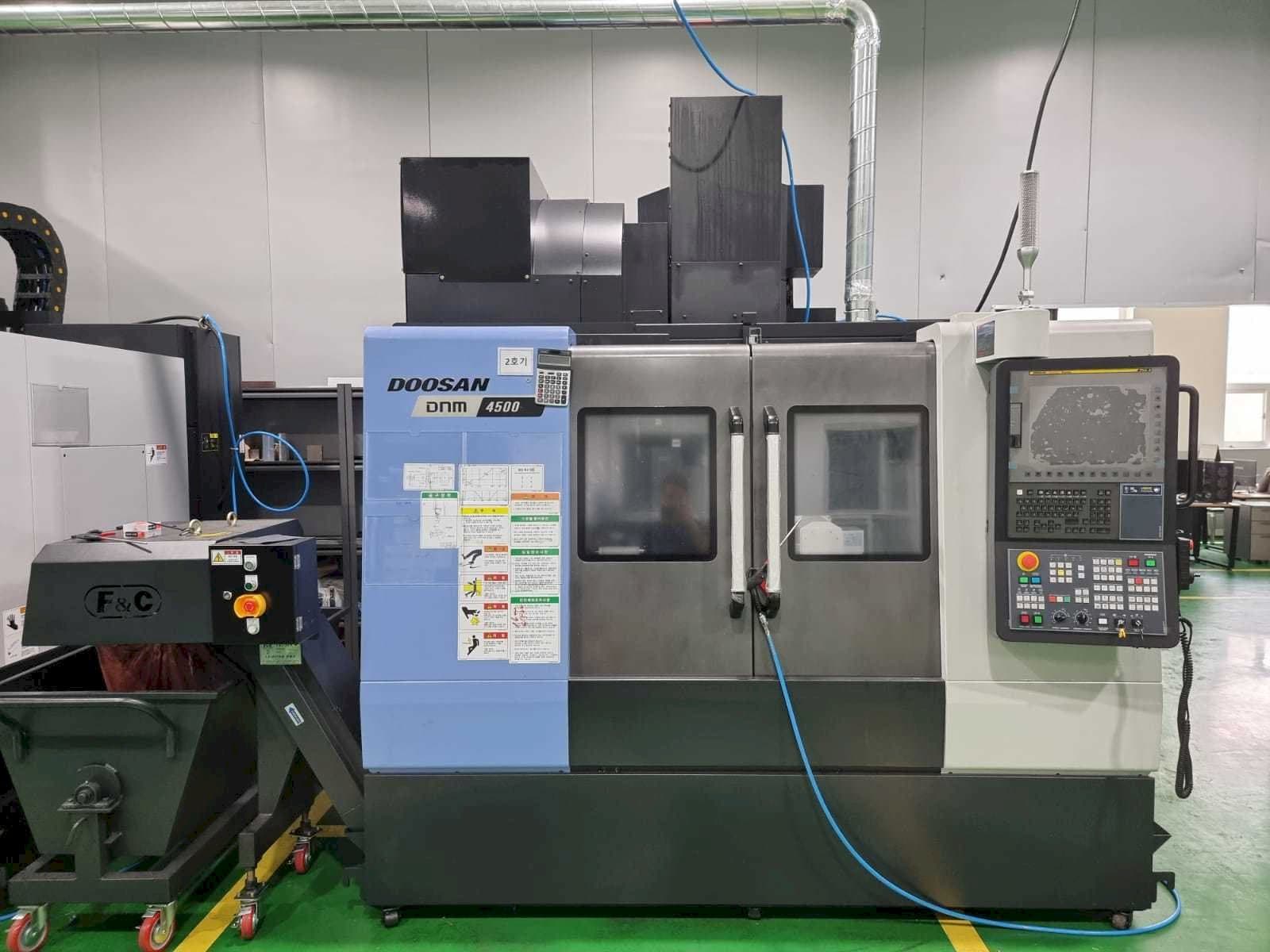 Vista frontal de la máquina Doosan DNM 4500