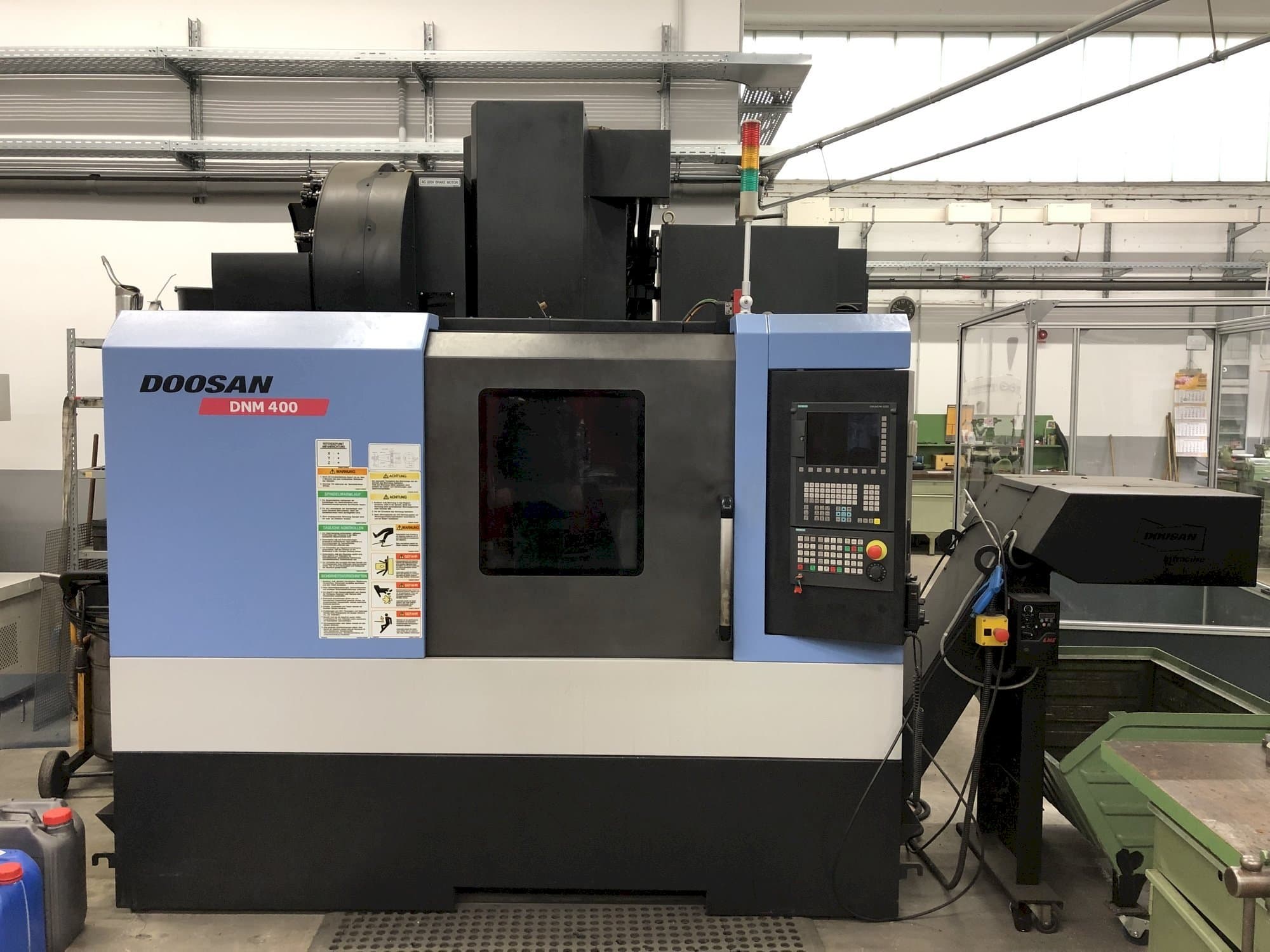Vista frontal de la máquina Doosan DNM 400
