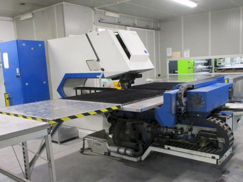 Vista frontal de la máquina Trumpf Trumatic 2000R