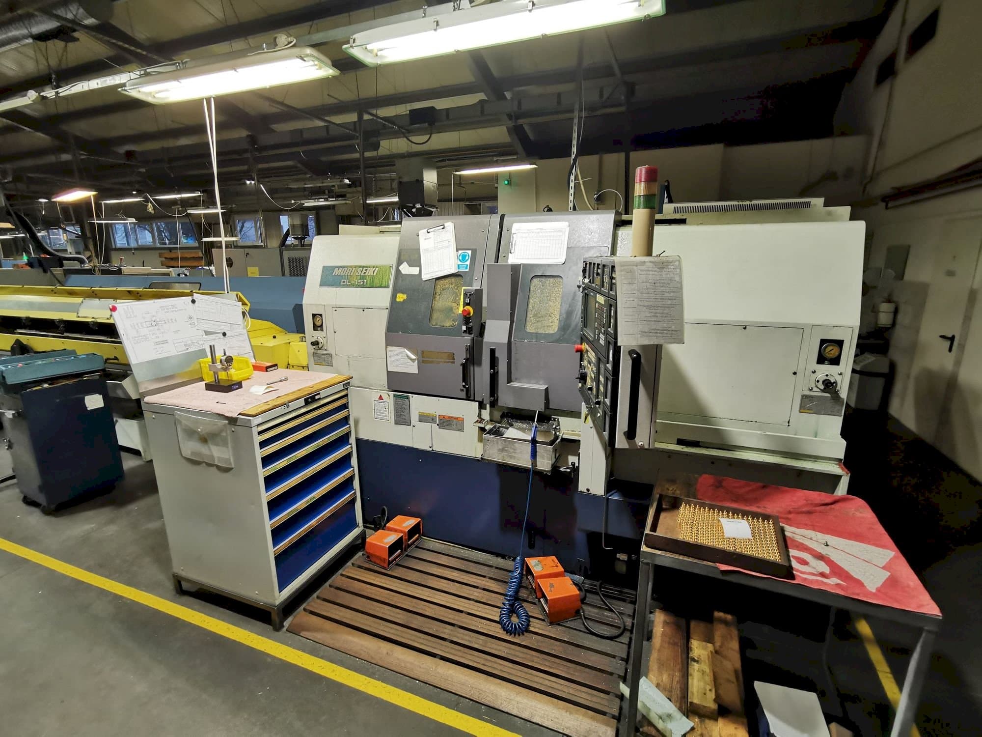 Vista frontal de la máquina MORI SEIKI DL-151Y