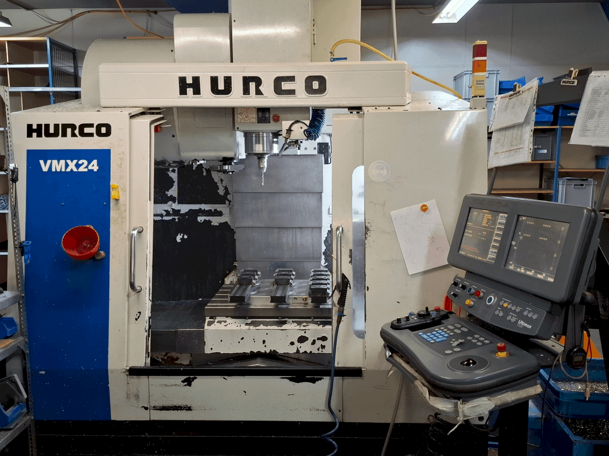 Vista frontal de la máquina Hurco VMX24