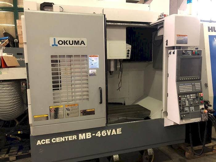 Vista frontal de la máquina Okuma MB-46 VAE