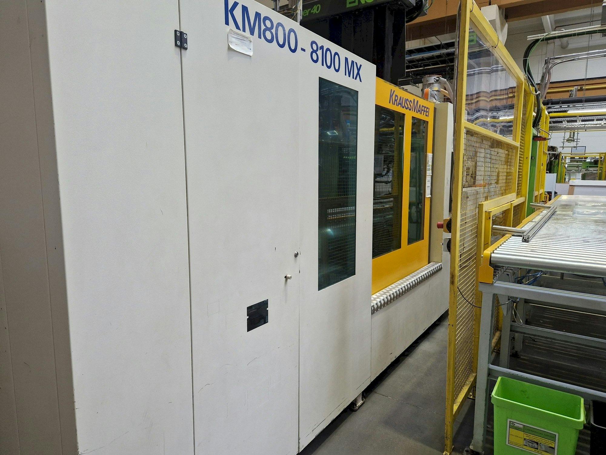 Vista lateral izquierda de la máquina Krauss Maffei 800-8100 MX