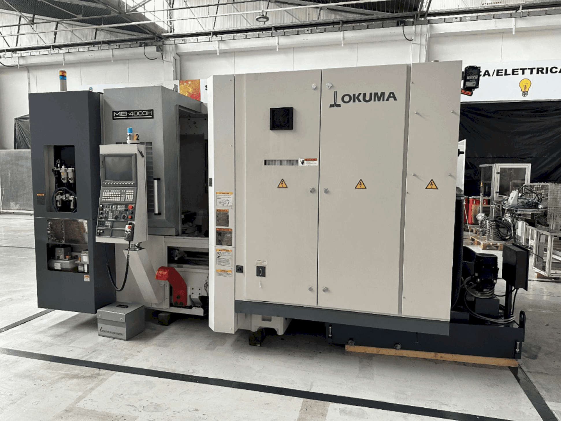 Vista frontal de la máquina Okuma MB 4000 H