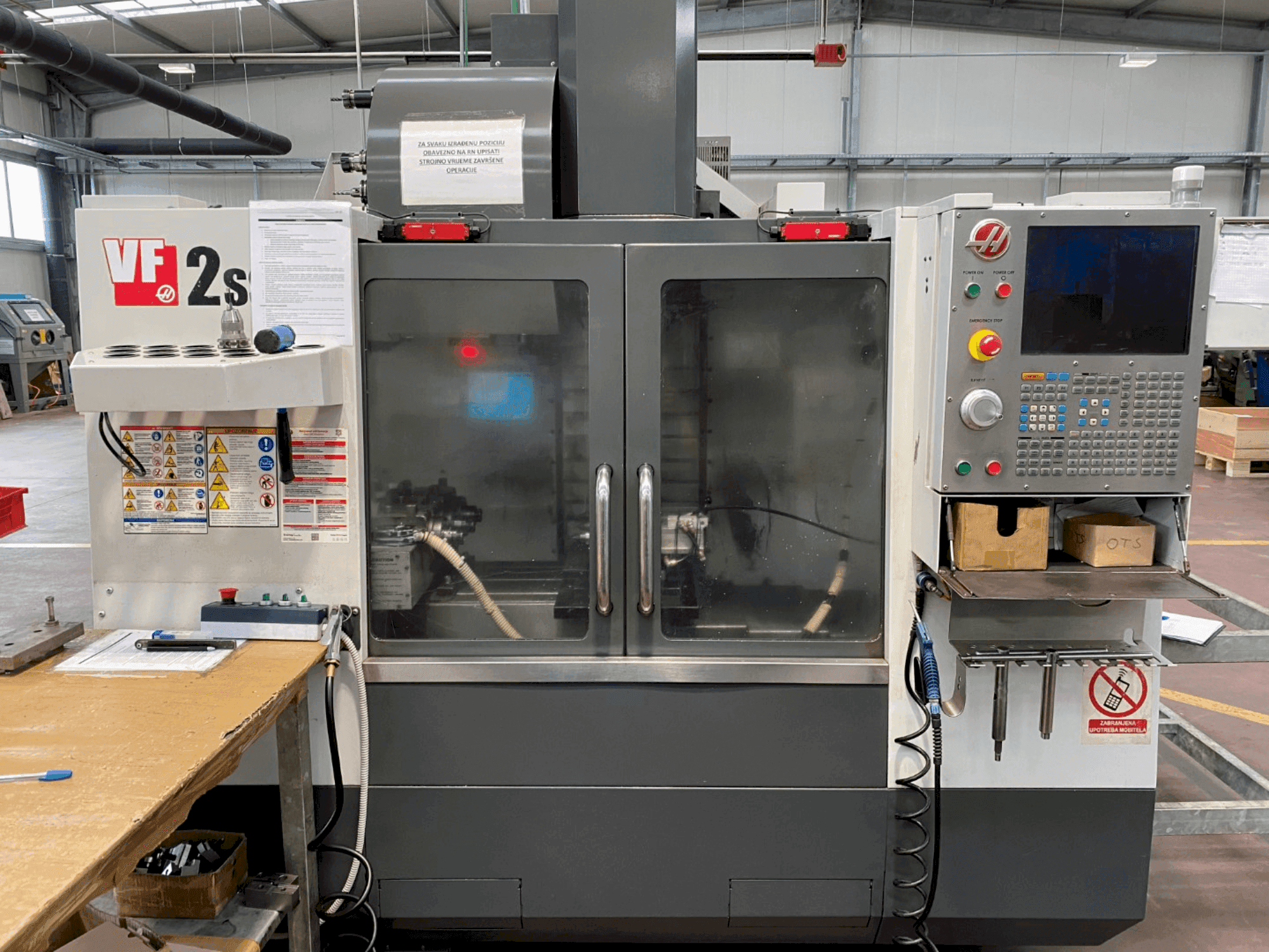 Vista frontal de la máquina HAAS VF2SS (2014)
