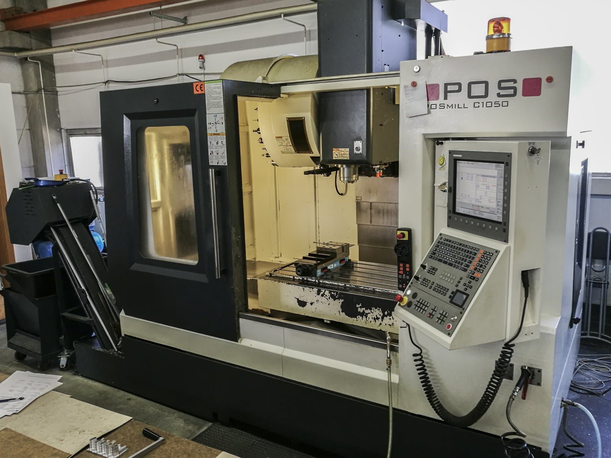 Vista derecha de la máquina POS POSmill C1050
