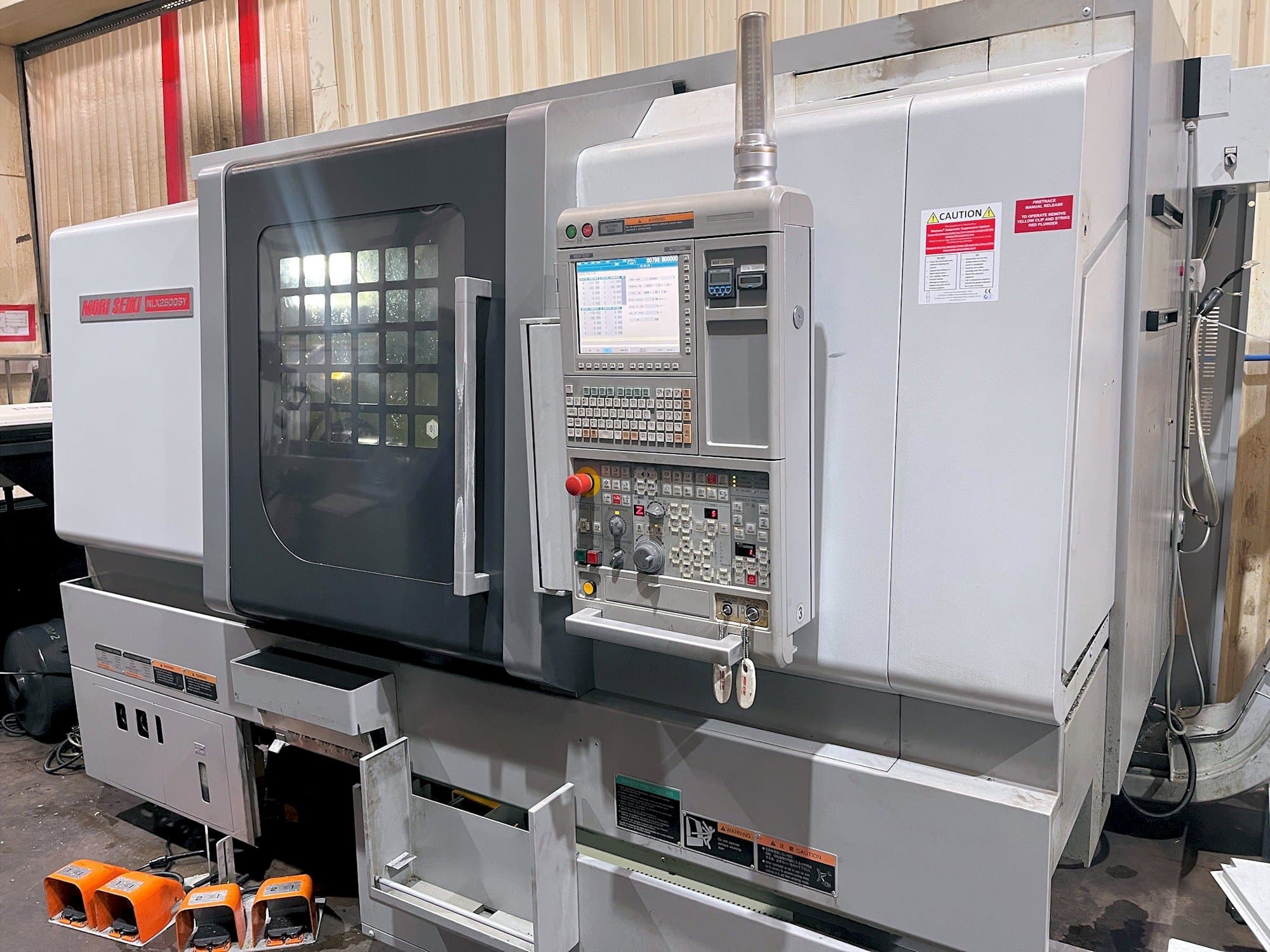 Vista frontal de la máquina MORI SEIKI NL X2500SY/700