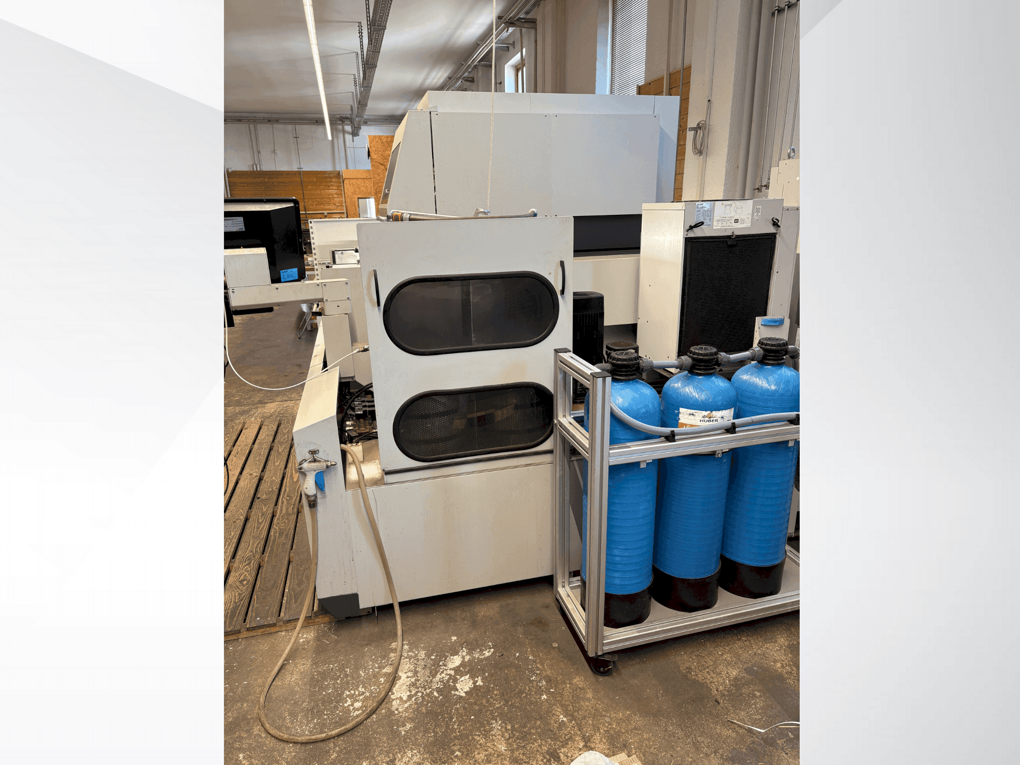 Vista frontal de la máquina Mitsubishi MV2400S