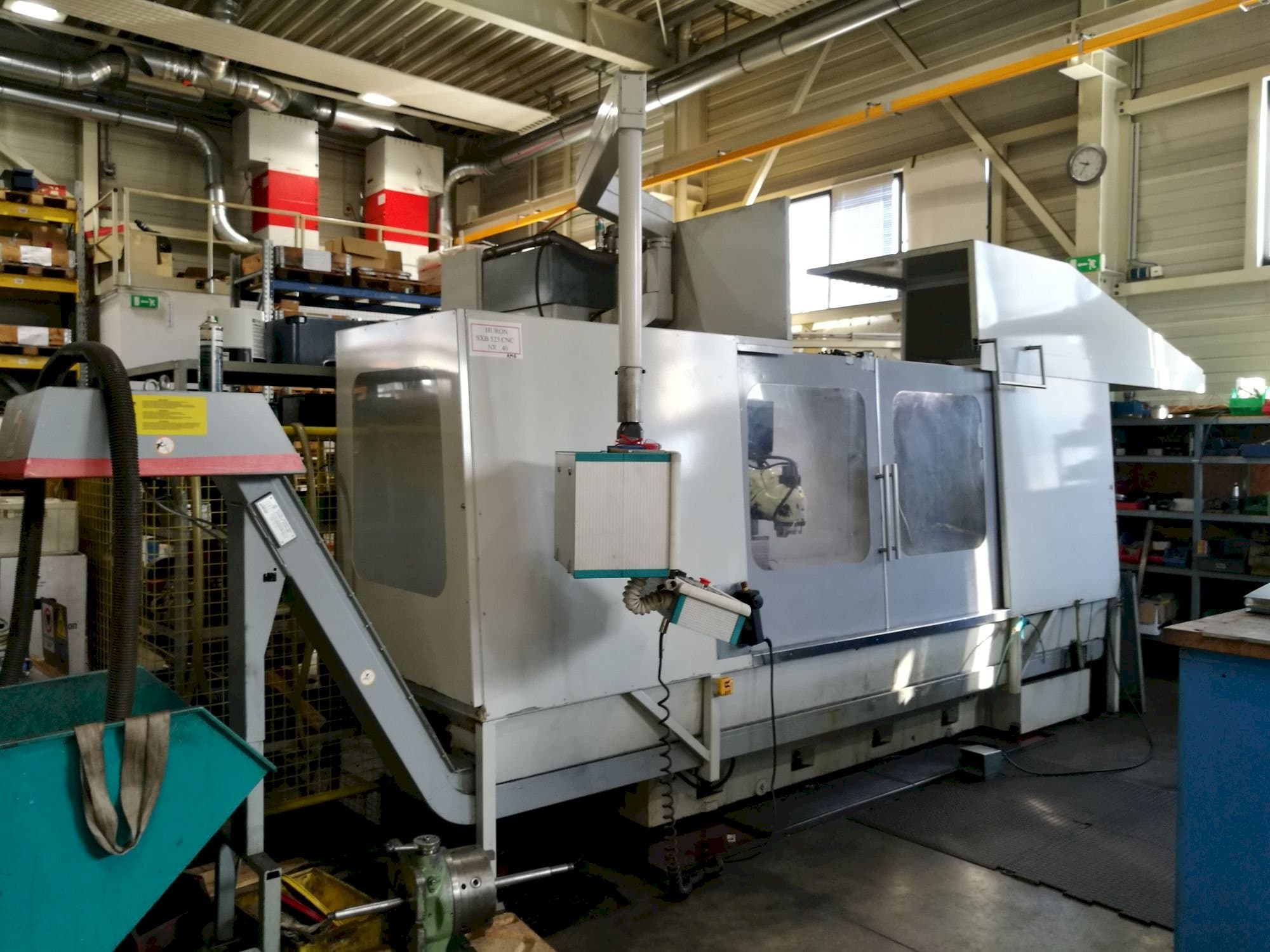 Vista frontal de la máquina Huron SXB 523 CNC