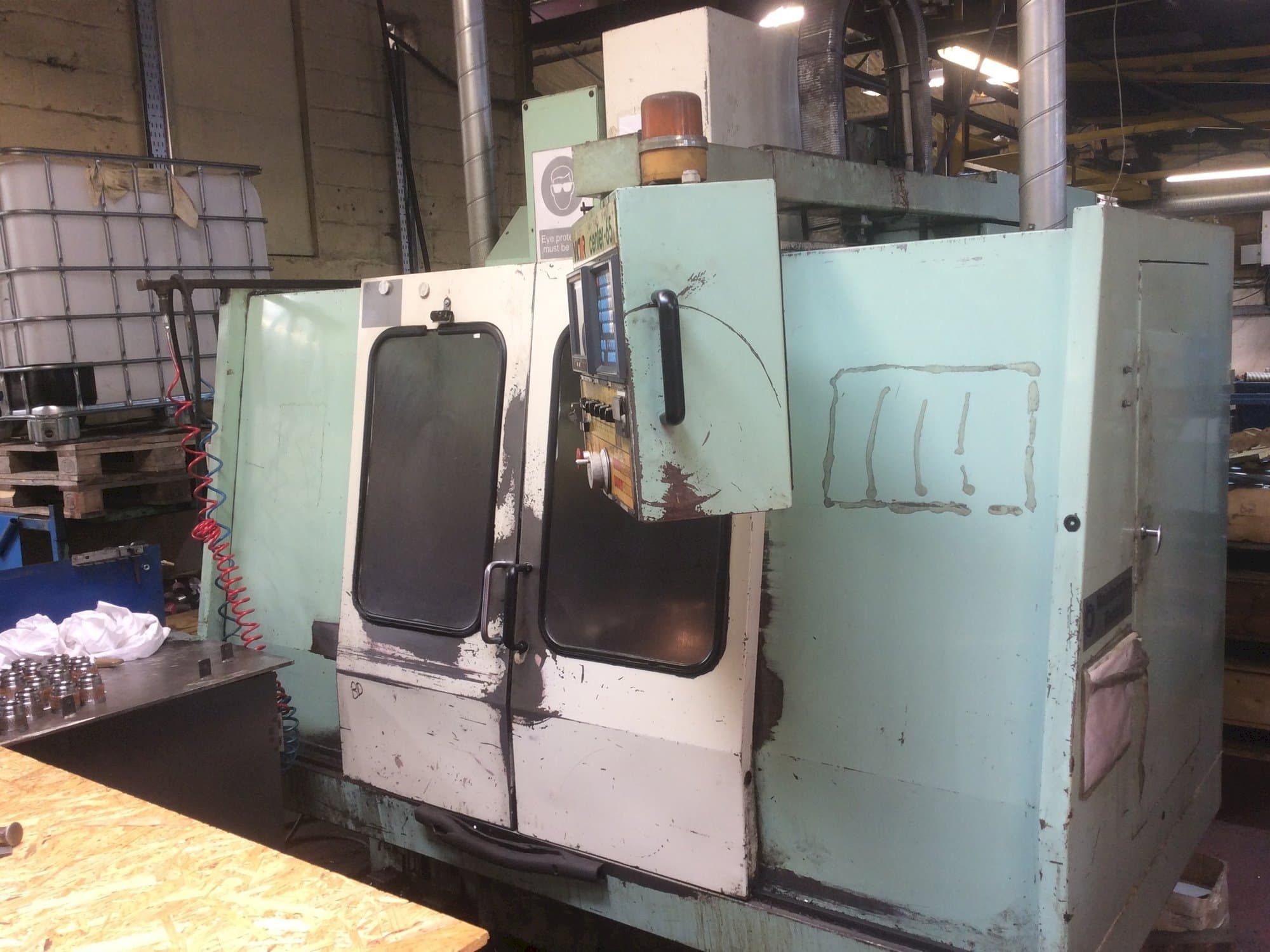 Vista frontal de la máquina Victor V Center-65