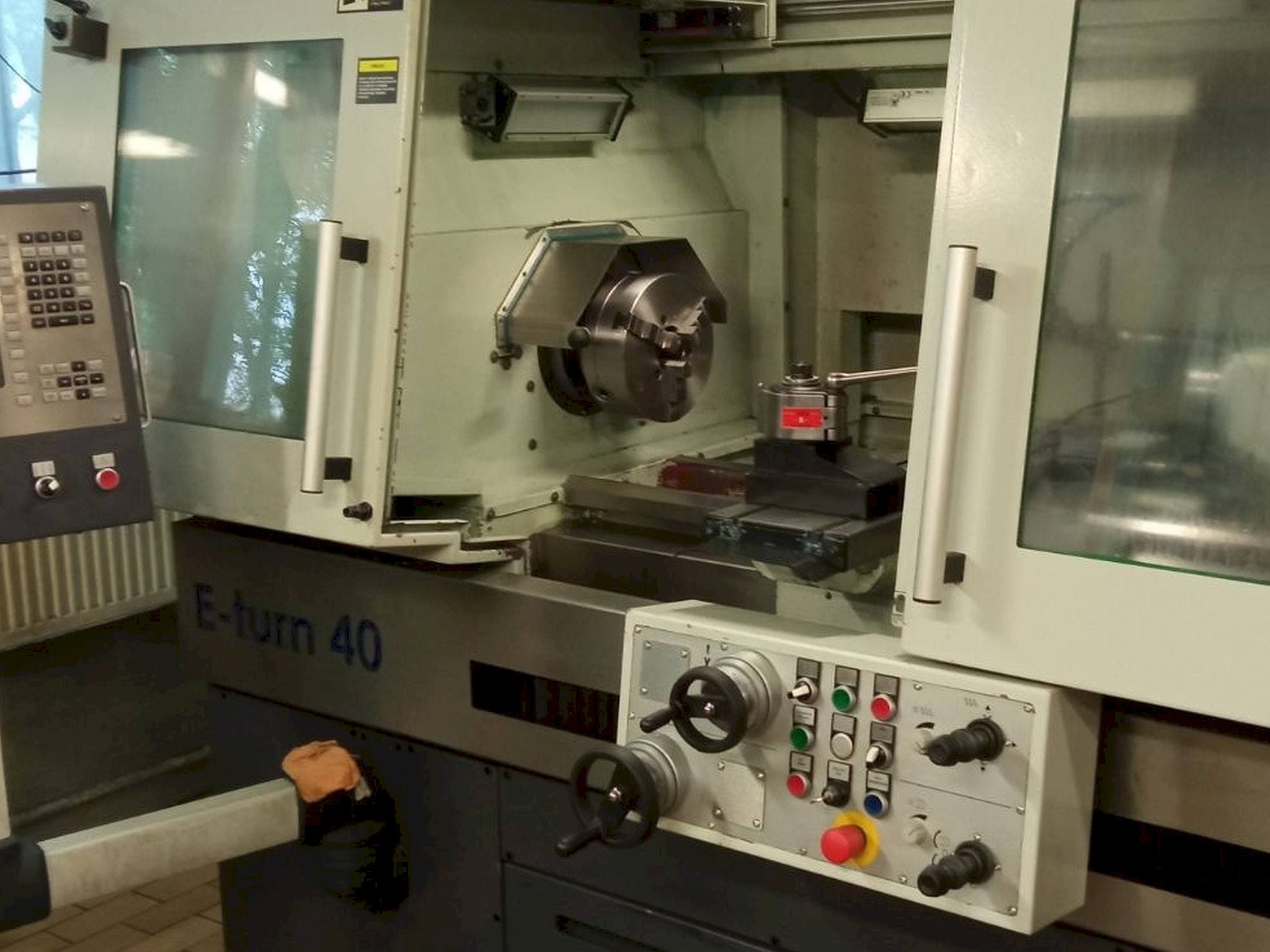 Vista frontal de la máquina Avia E-turn 40