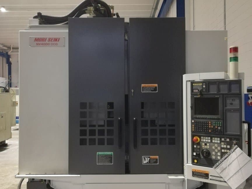Vista frontal de la máquina MORI SEIKI NV 4000 DCG