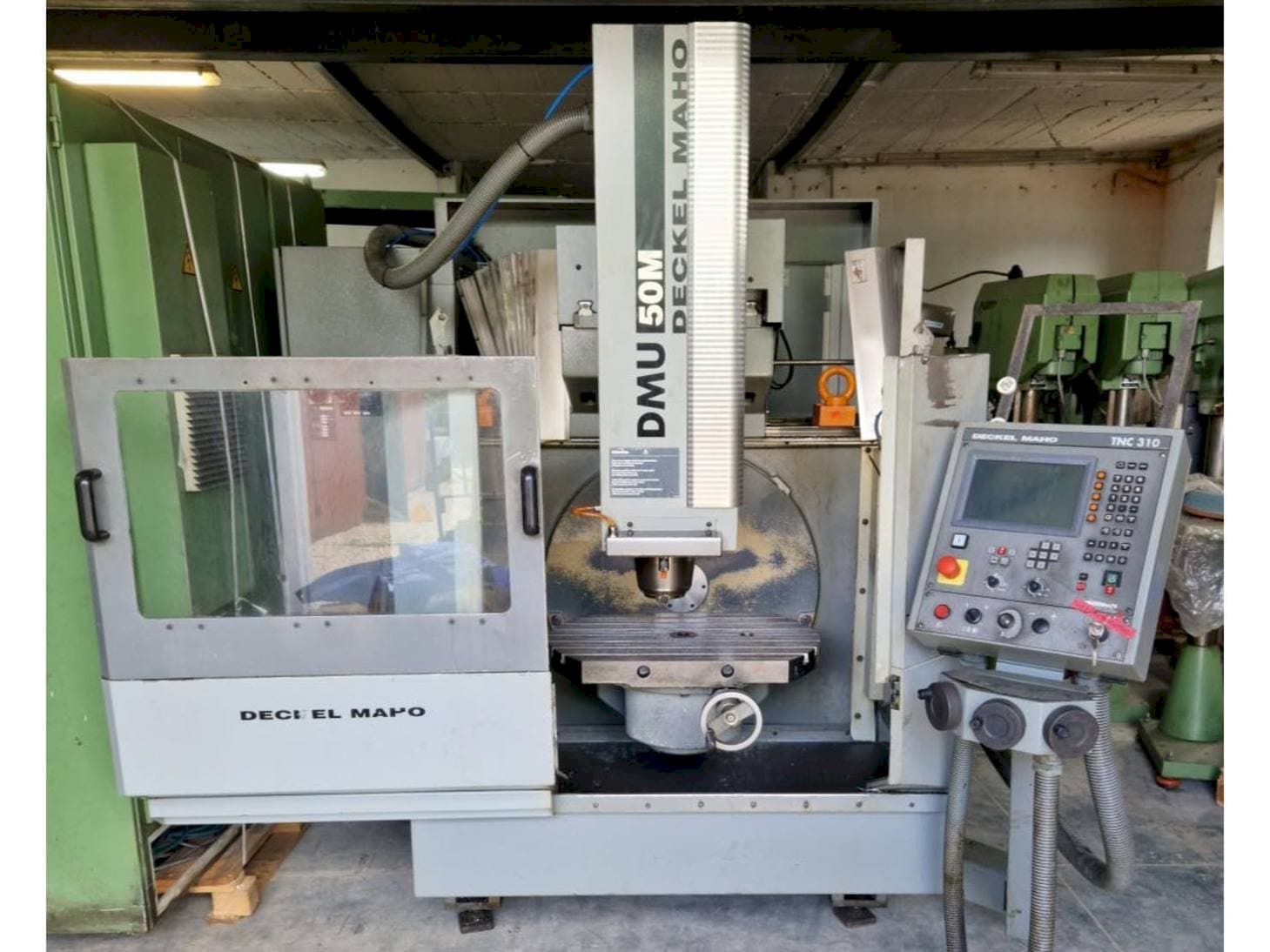 Vista frontal de la máquina DECKEL MAHO DMU 50M