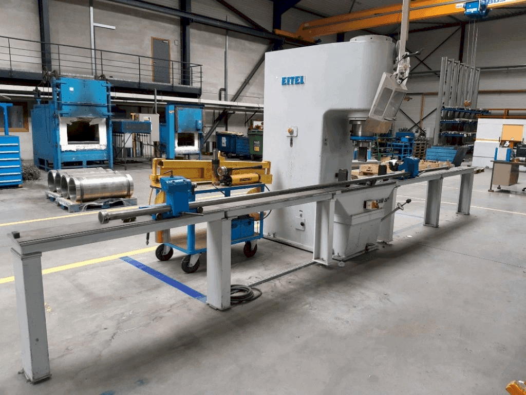 Vista frontal de la máquina EITEL-PRESS RP 100