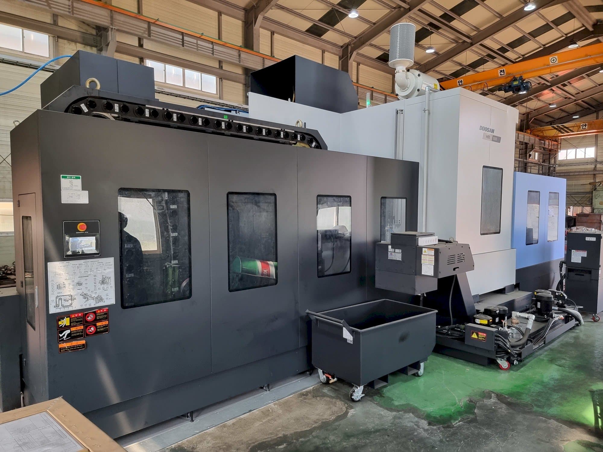 Vista frontal de la máquina Doosan HM 1000