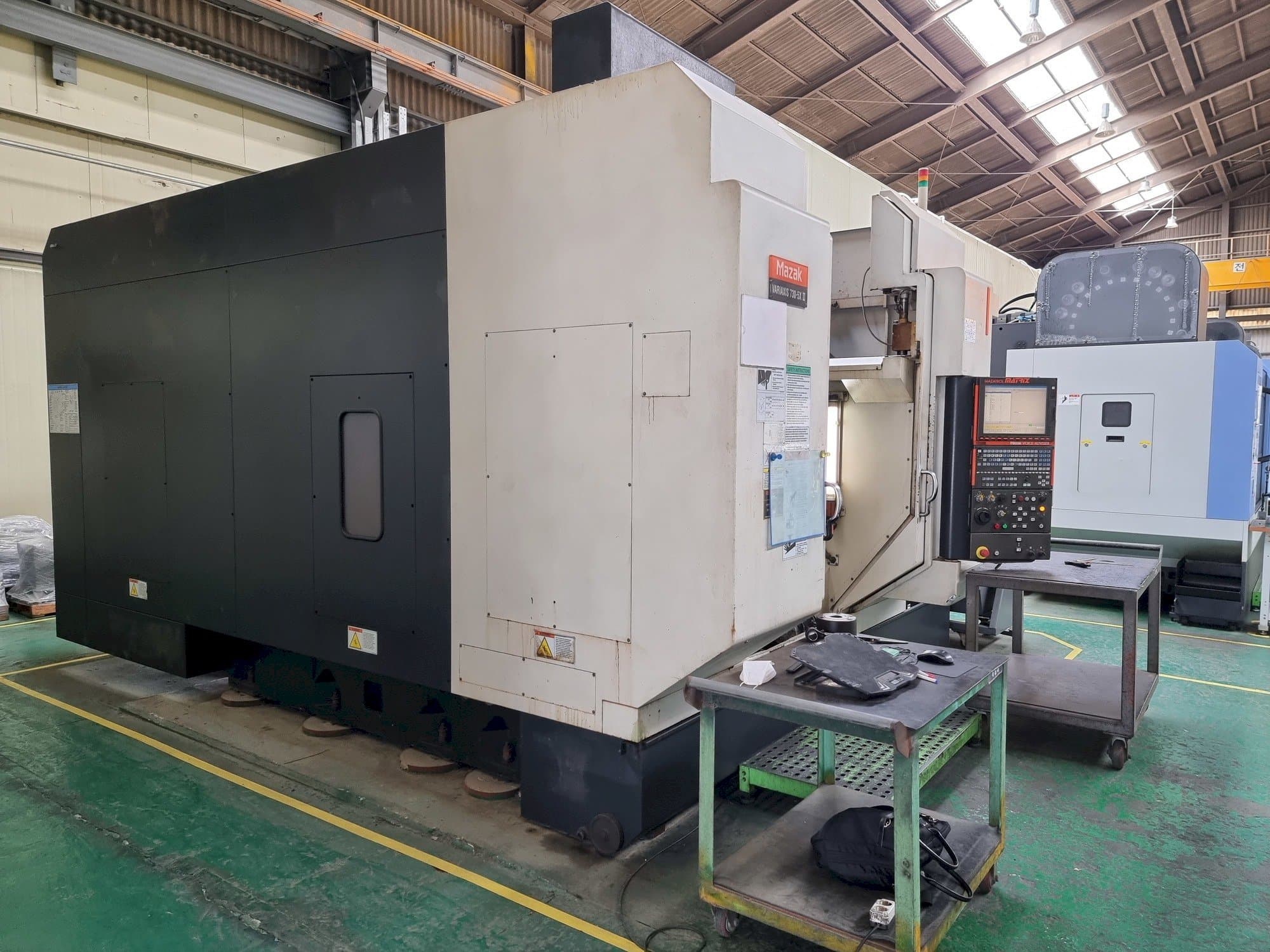 Vista frontal de la máquina Mazak VARIAXIS 730-5X II