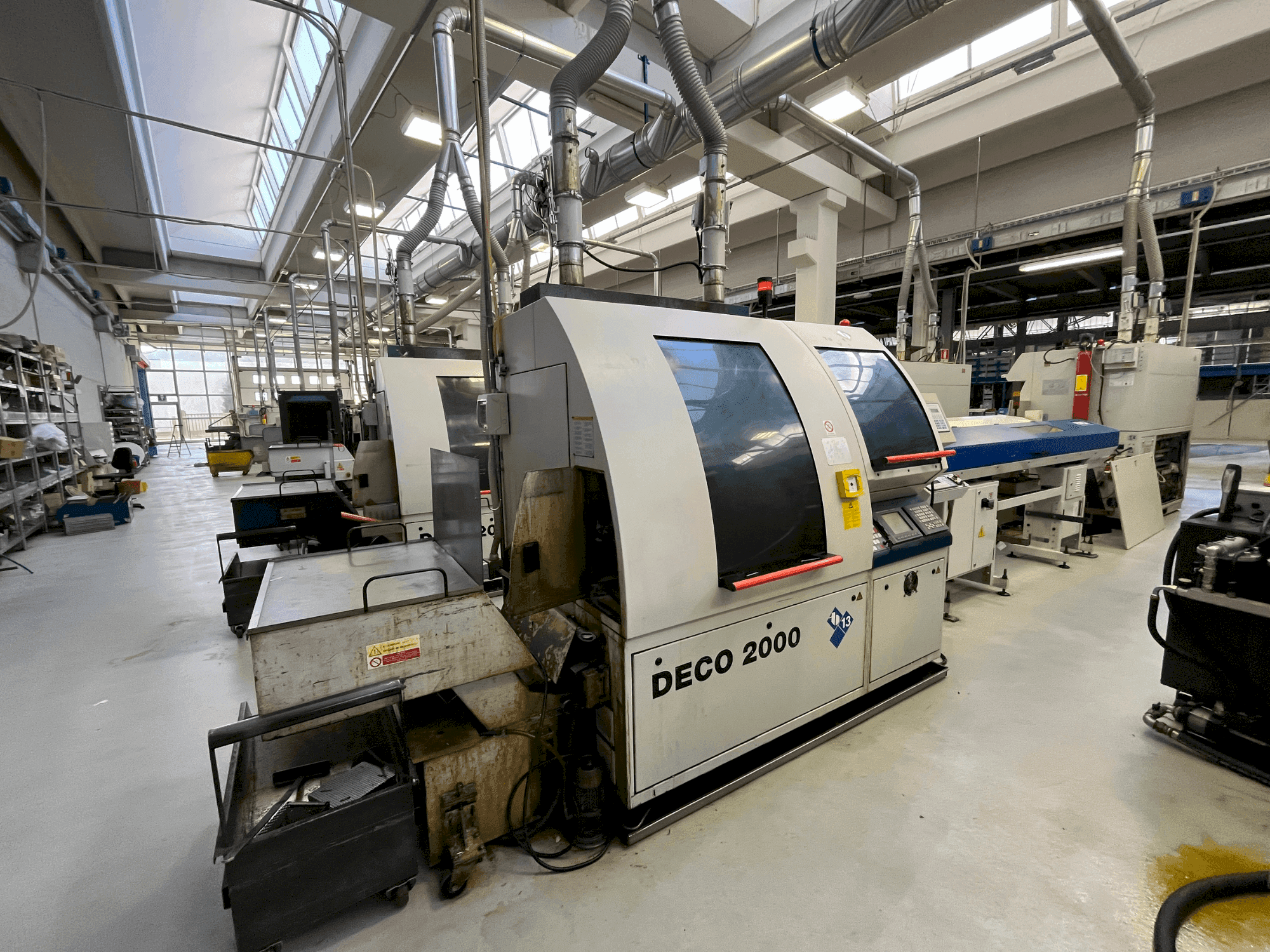 Vista frontal de la máquina TORNOS DECO 2000/13