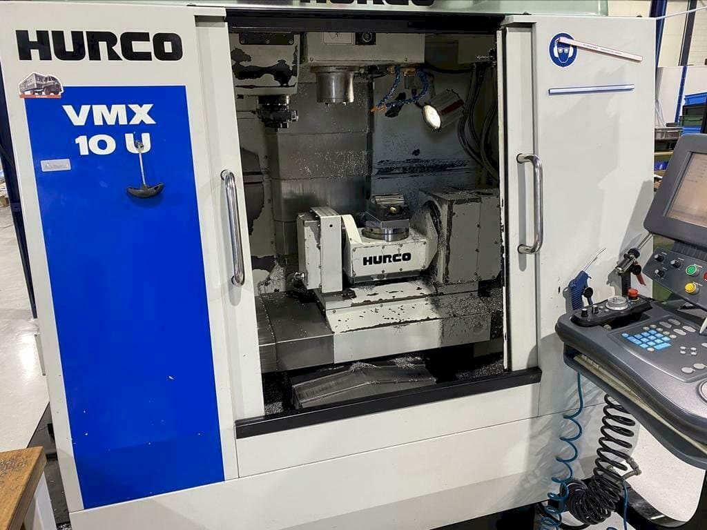 Vista frontal de la máquina Hurco VMX 10 U 5