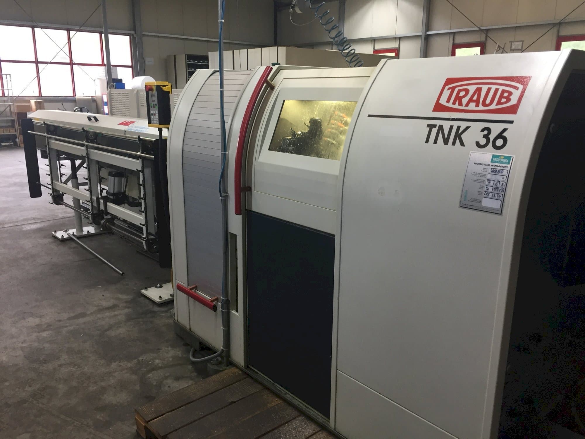 Vista frontal de la máquina TRAUB TNK 36