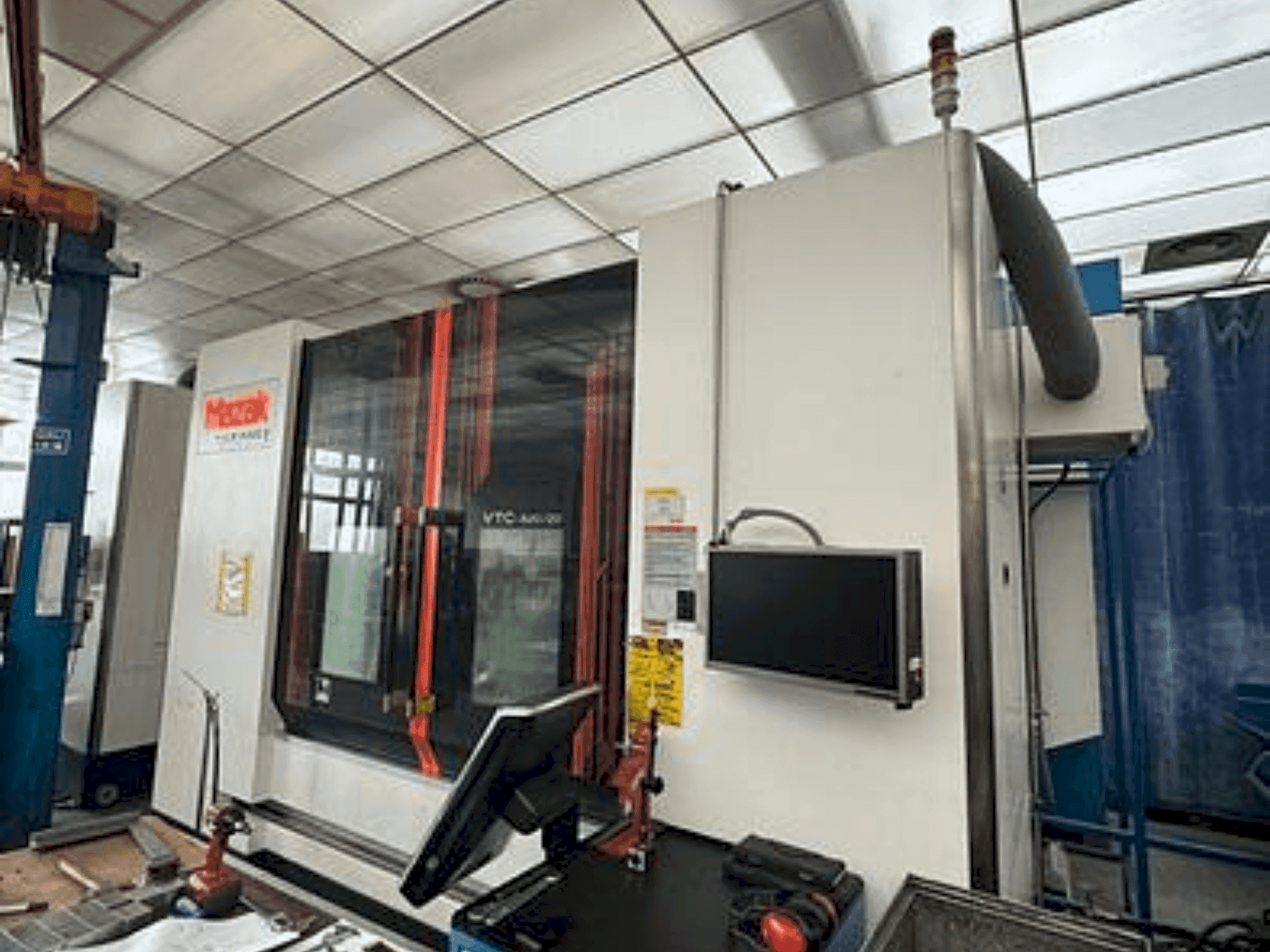 Vista frontal de la máquina Mazak VTC 820/20