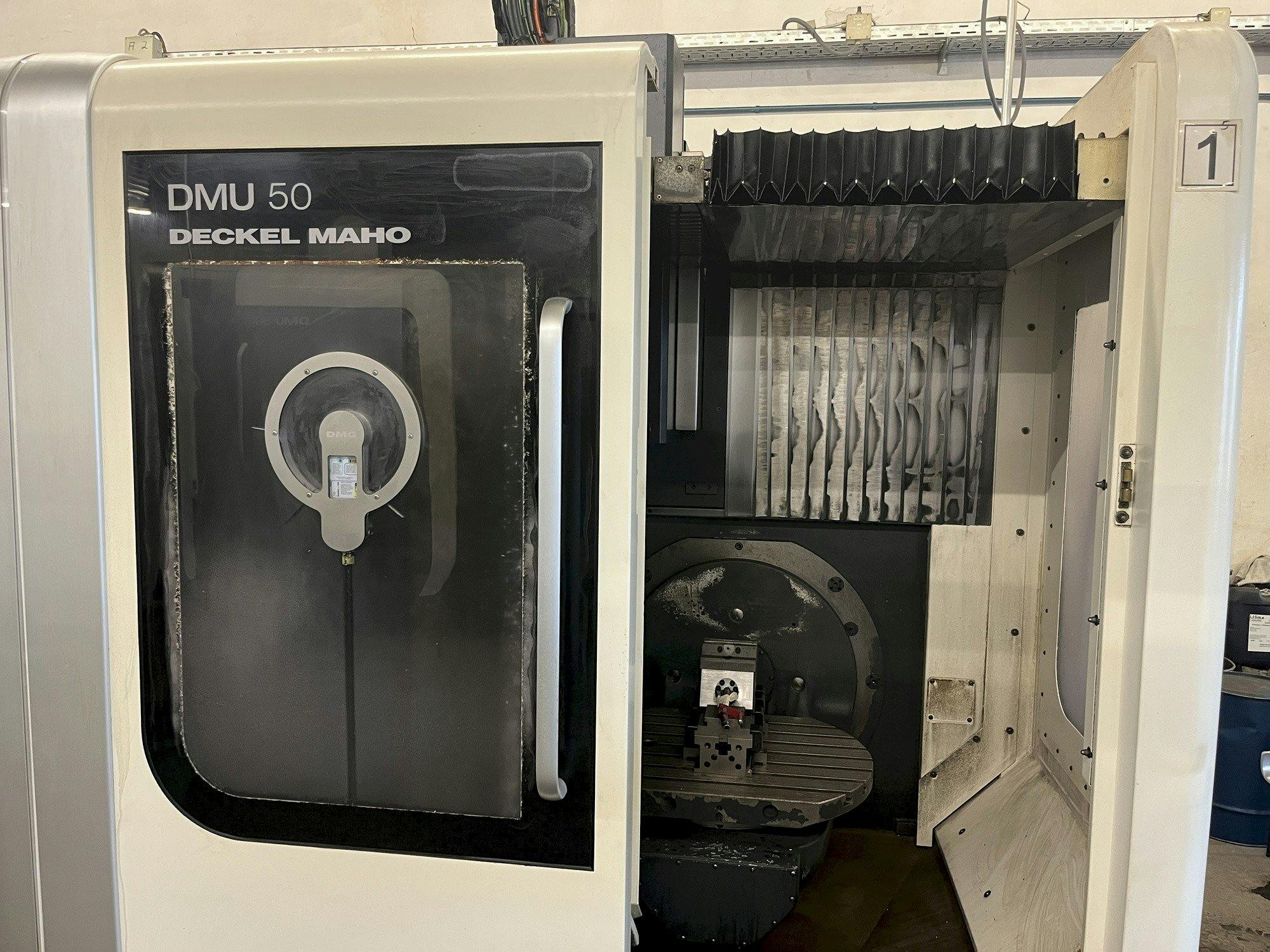 Vista frontal de la máquina DECKEL MAHO DMU 50