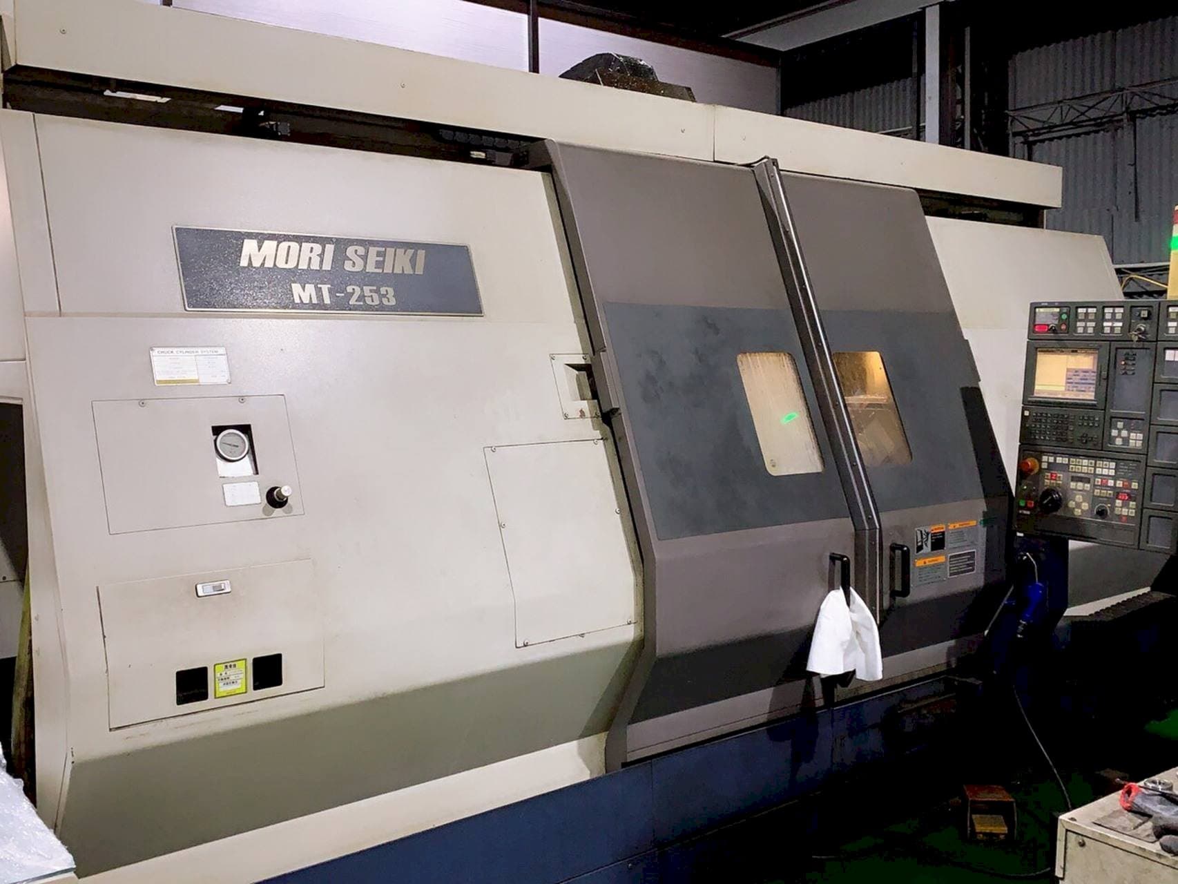 Vista frontal de la máquina MORI SEIKI MT 253 S