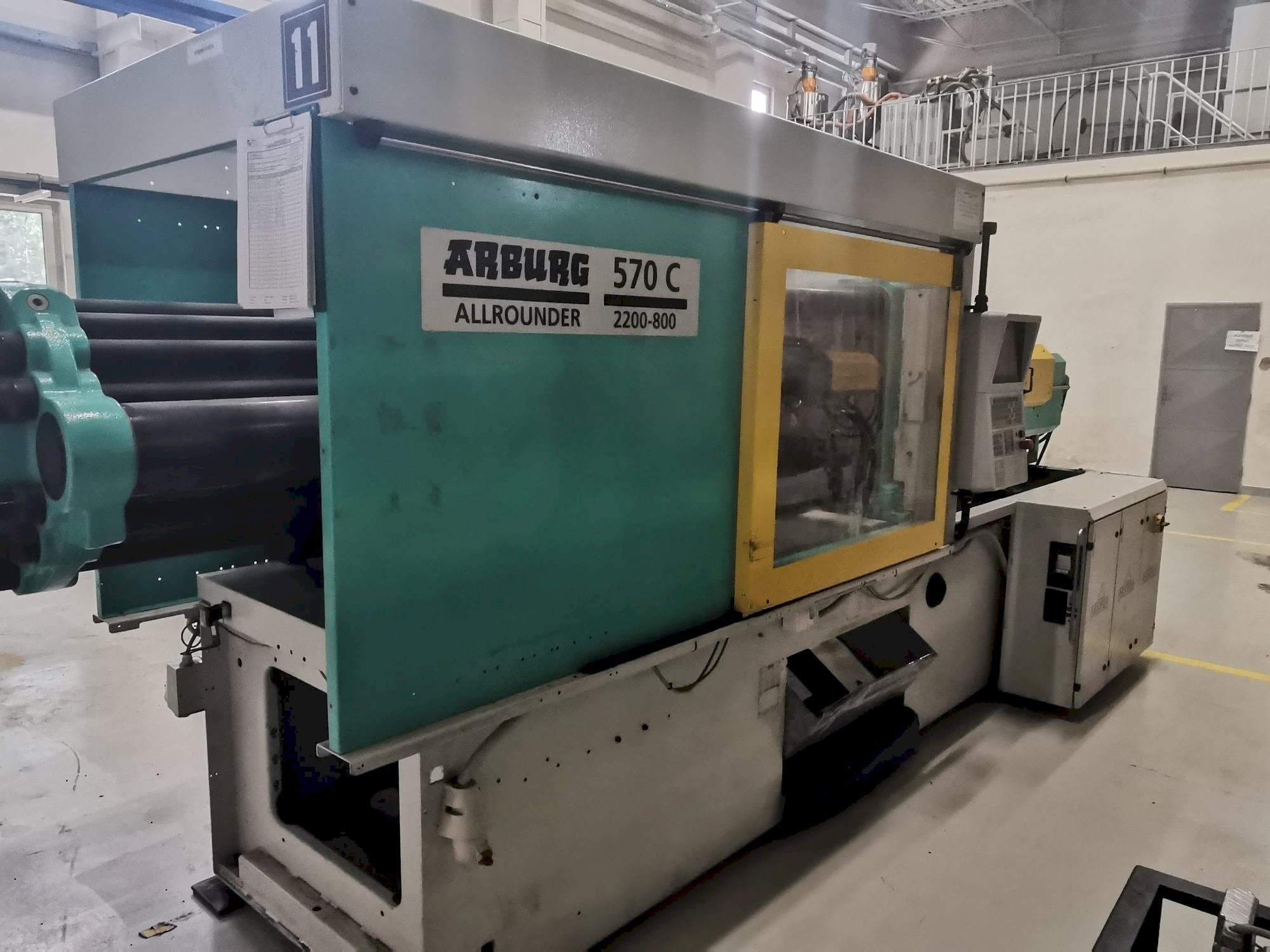 Vista frontal de la máquina Arburg 570C 2200 - 800