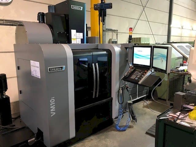Vista frontal de la máquina Hurco VM10i