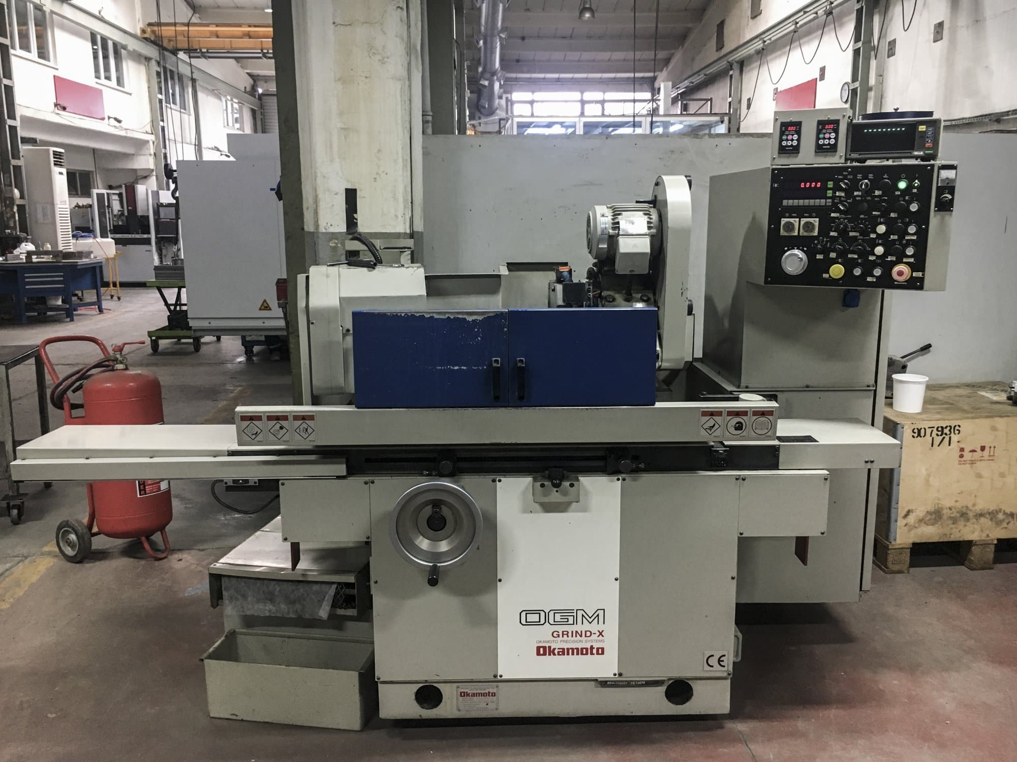 Vista frontal de la máquina OKAMOTO OGM-250UDX