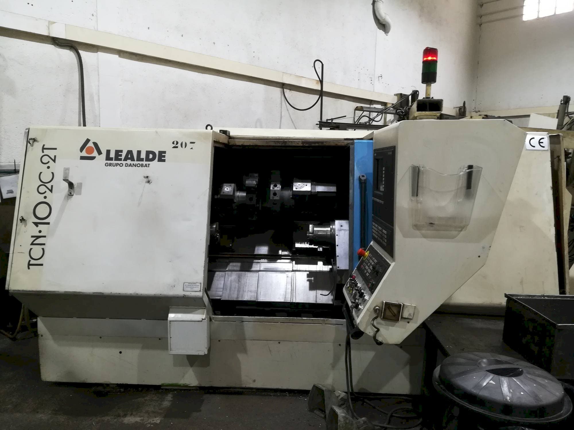 Vista frontal de la máquina Lealde TCN 10 2C 2T