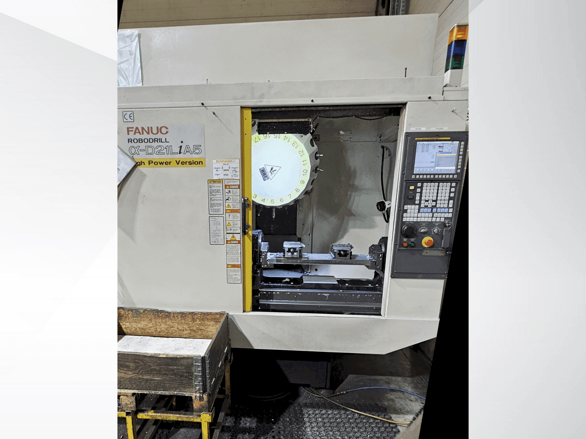 Vista frontal de la máquina FANUC Robodrill α-D21L iA