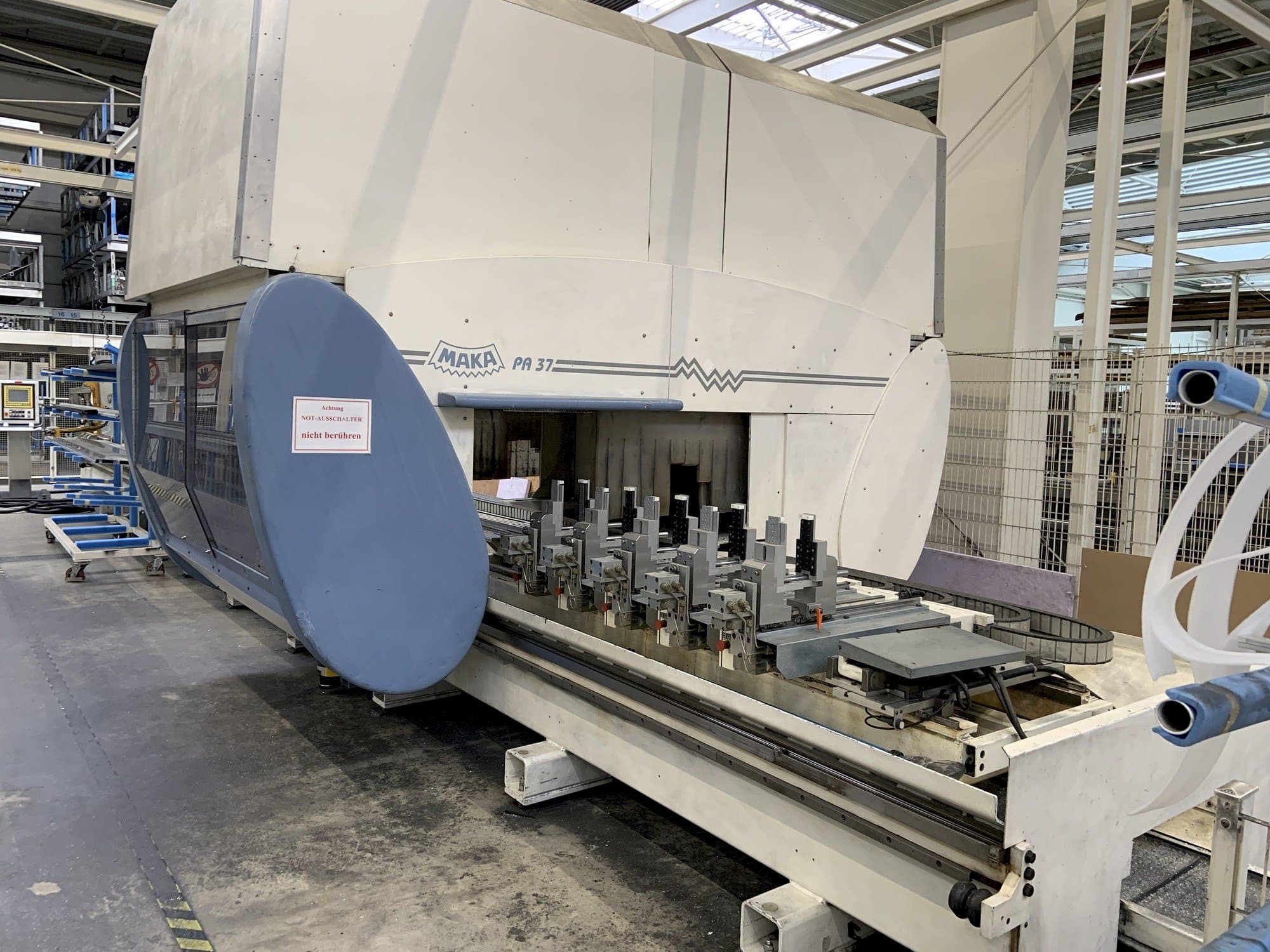 Vista frontal de la máquina MAKA PA37