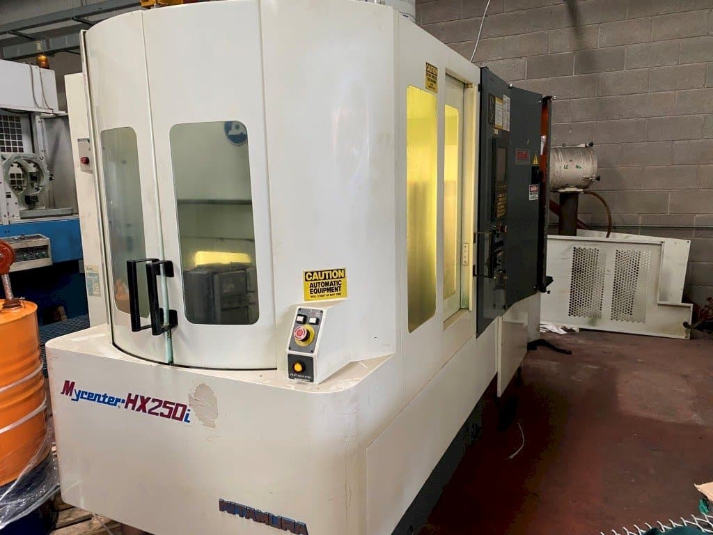 Vista frontal de la máquina Kitamura Mycenter HX250i