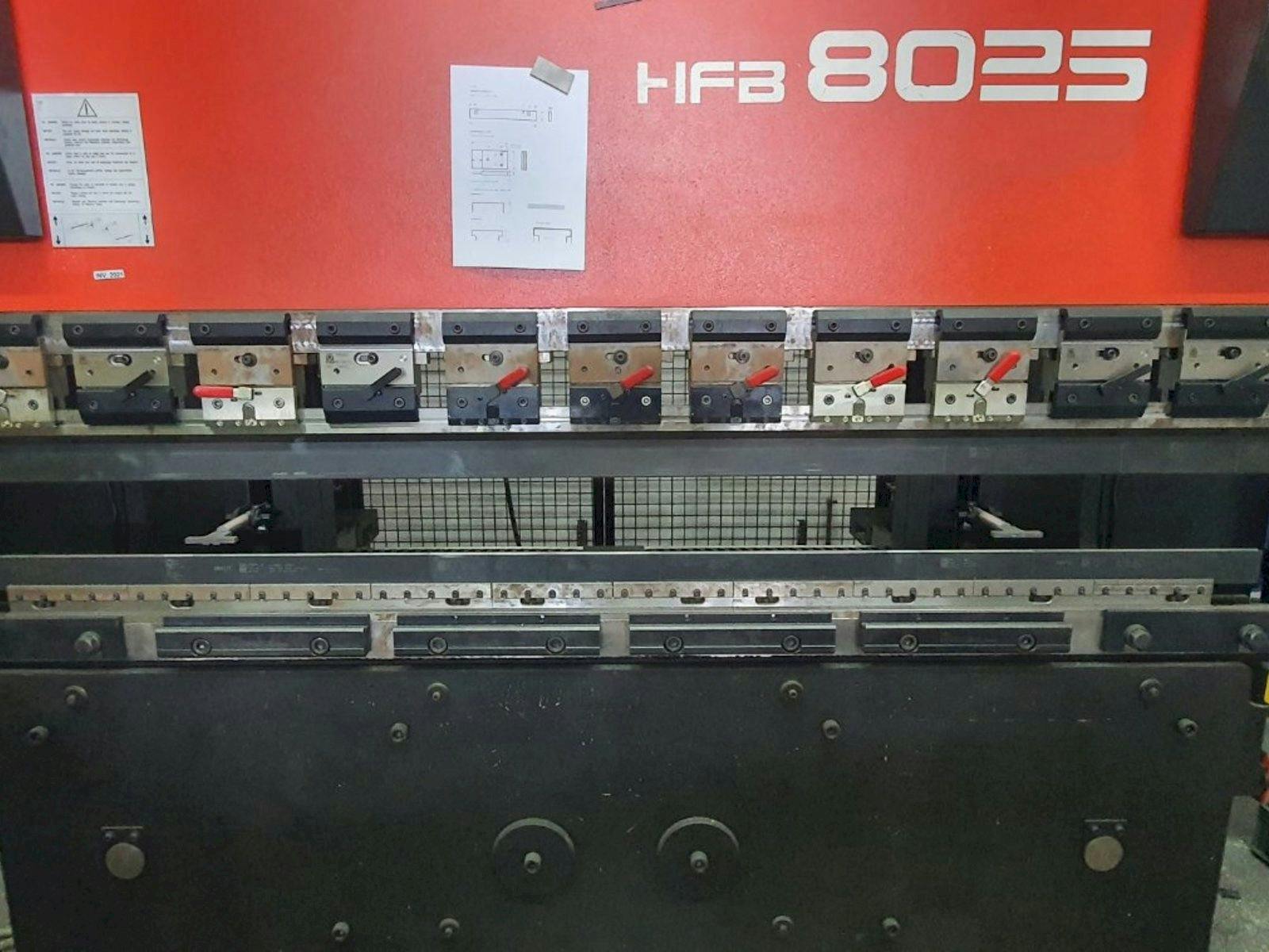 Vista frontal de la máquina AMADA HFBO 80-25