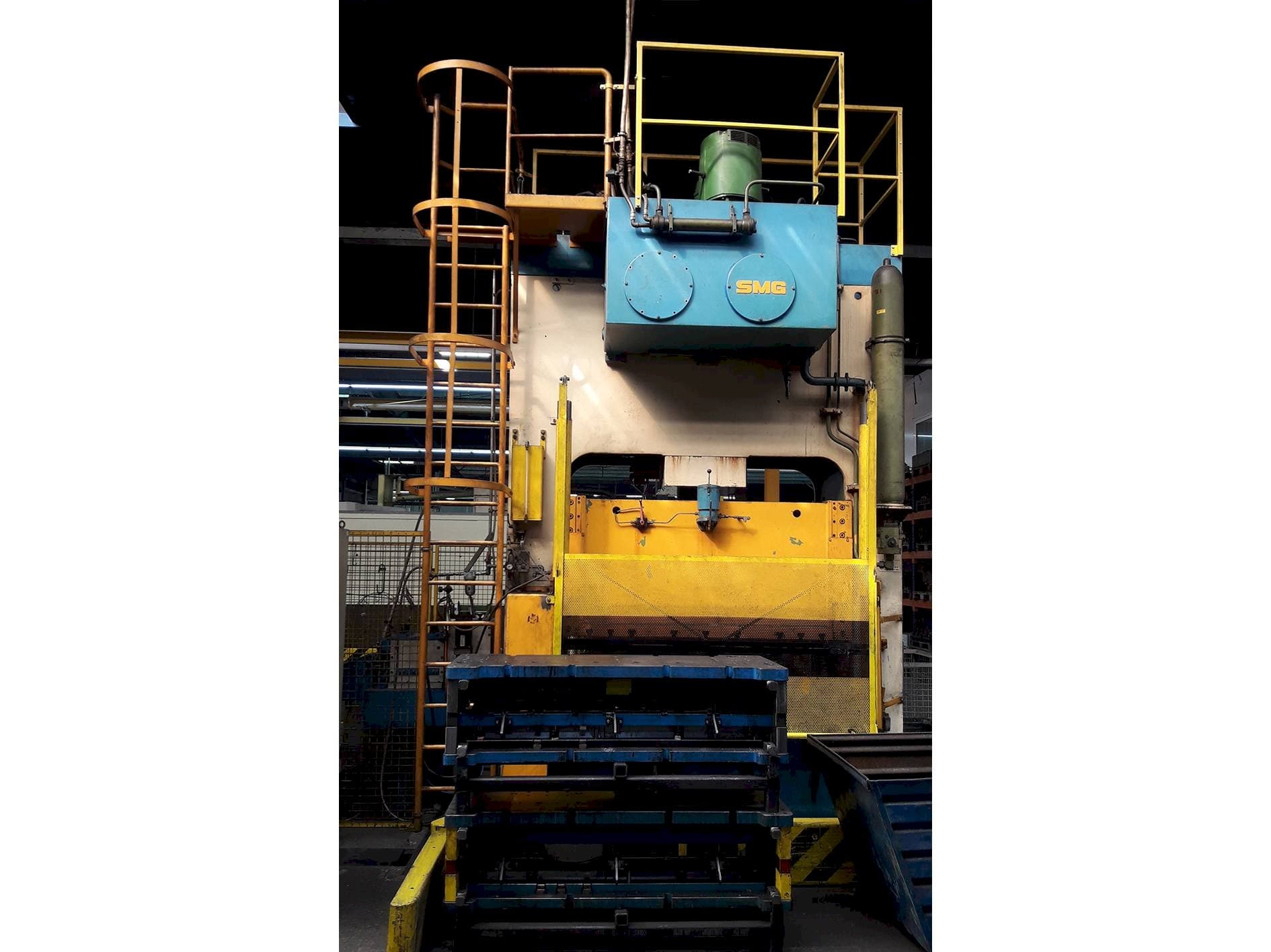 Vista frontal de la máquina SMG SCHULER DS 200 + Z 60