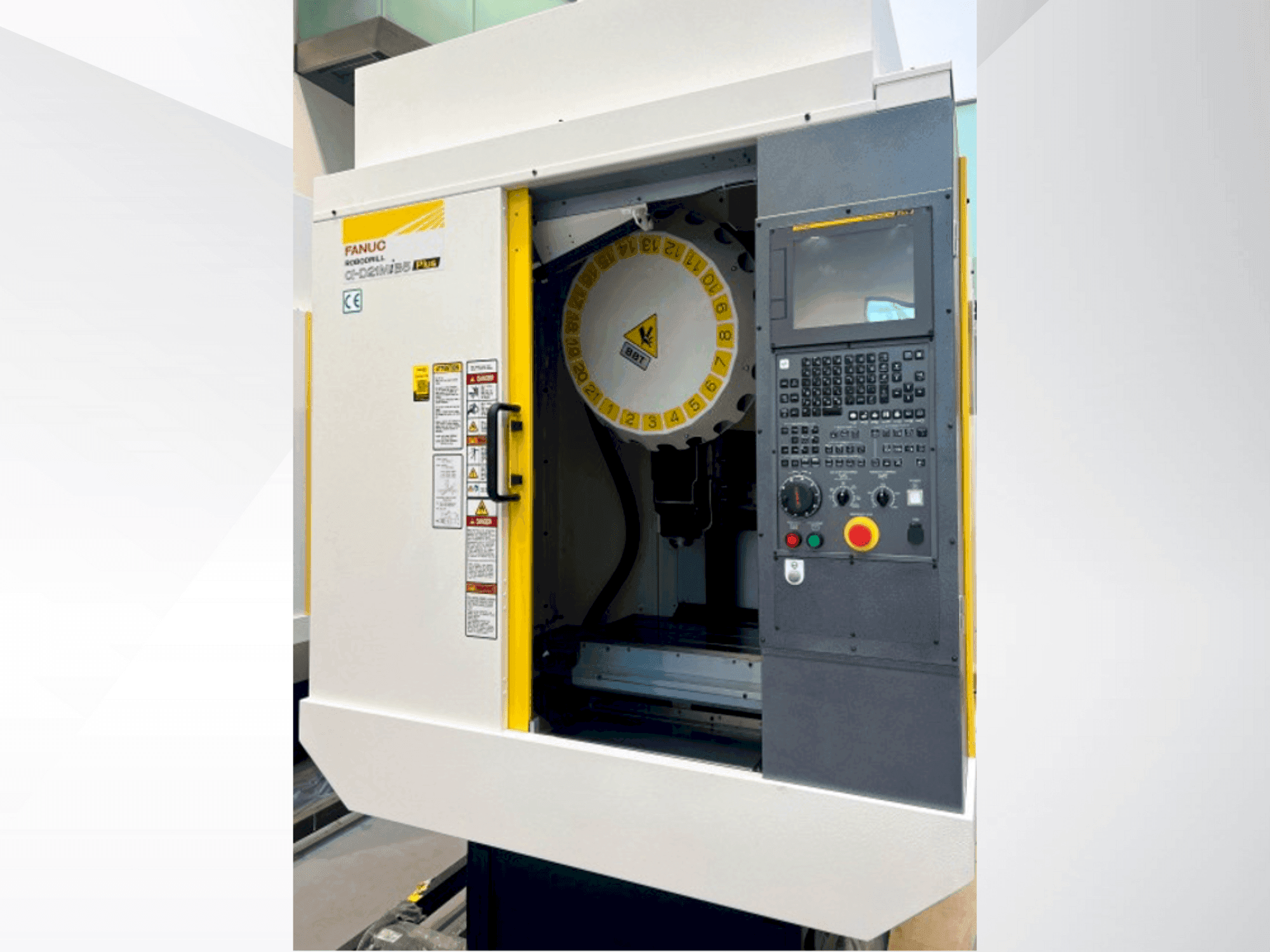 Vista frontal de la máquina FANUC ROBODRILL α-D21MiB5P