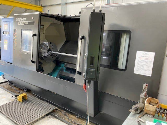 Vista frontal de la máquina Doosan Puma 5100LB