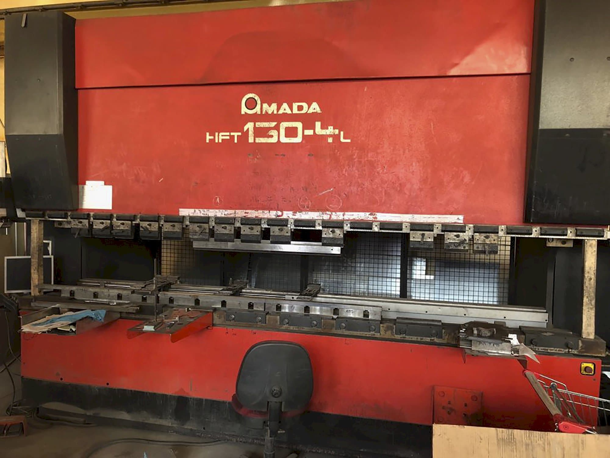 Vista frontal de la máquina AMADA HFT 130-4 L
