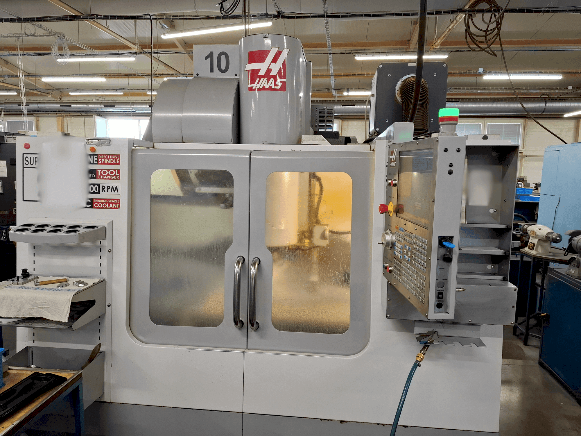 Vista frontal de la máquina HAAS VF-2SSHE
