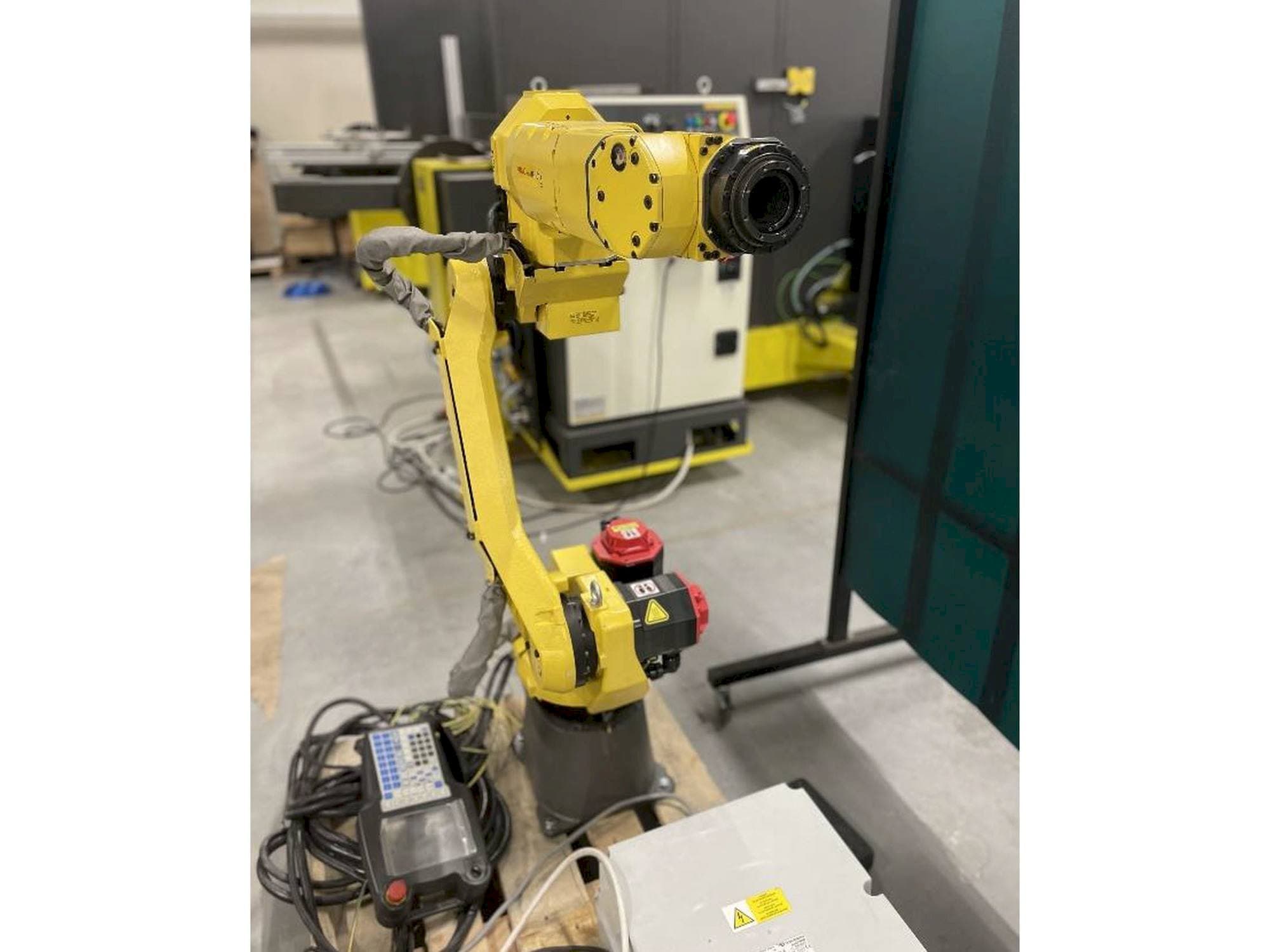 Vista frontal de la máquina FANUC M10iA/12