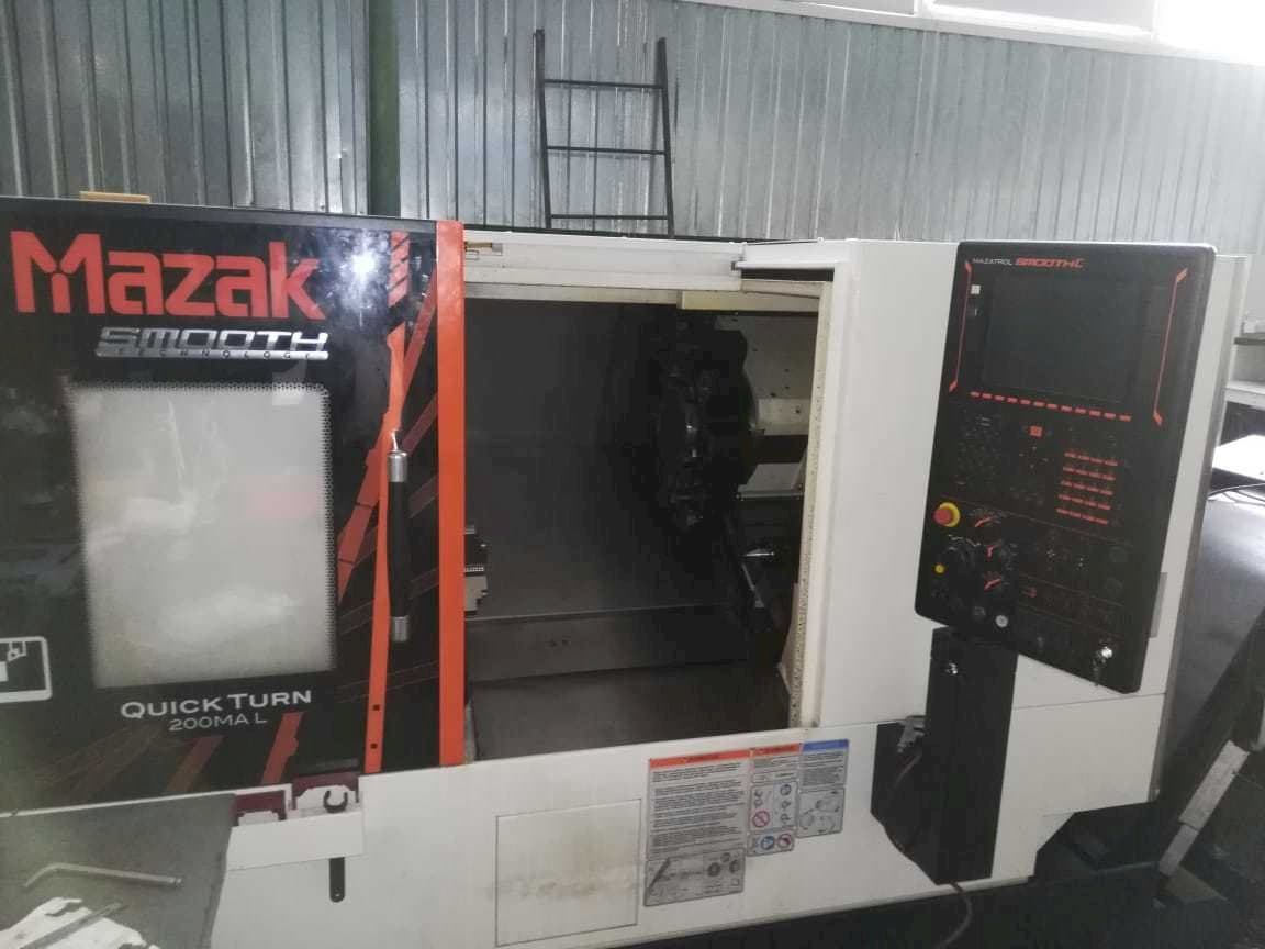 Vista frontal de la máquina Mazak Quick Turn 200MA L