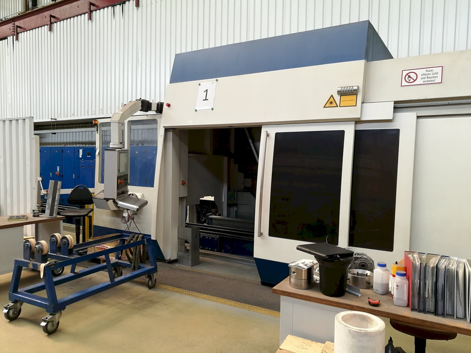 Vista frontal de la máquina Trumpf DMD505