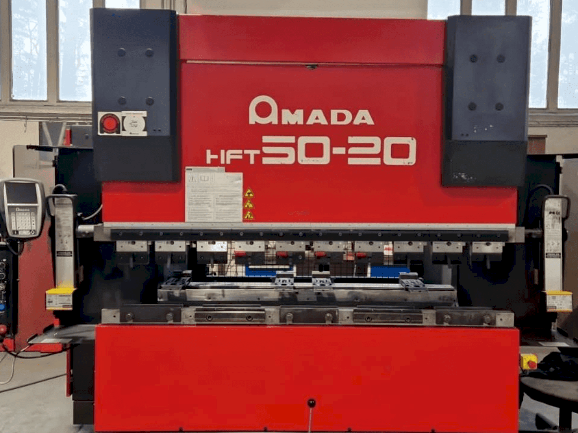 Vista frontal de la máquina AMADA HFT 50-20
