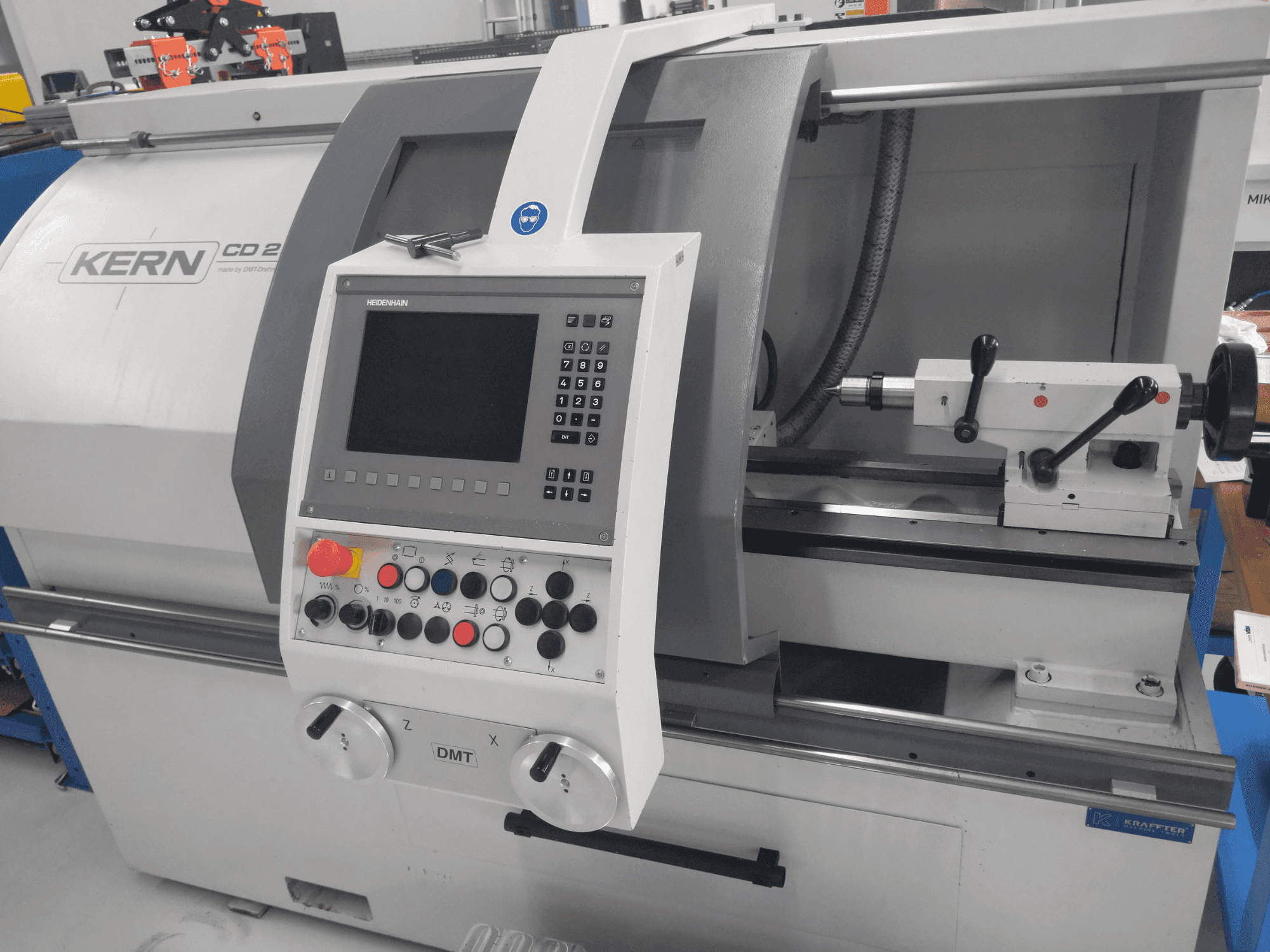 Vista frontal de la máquina DMT KERN CD 282