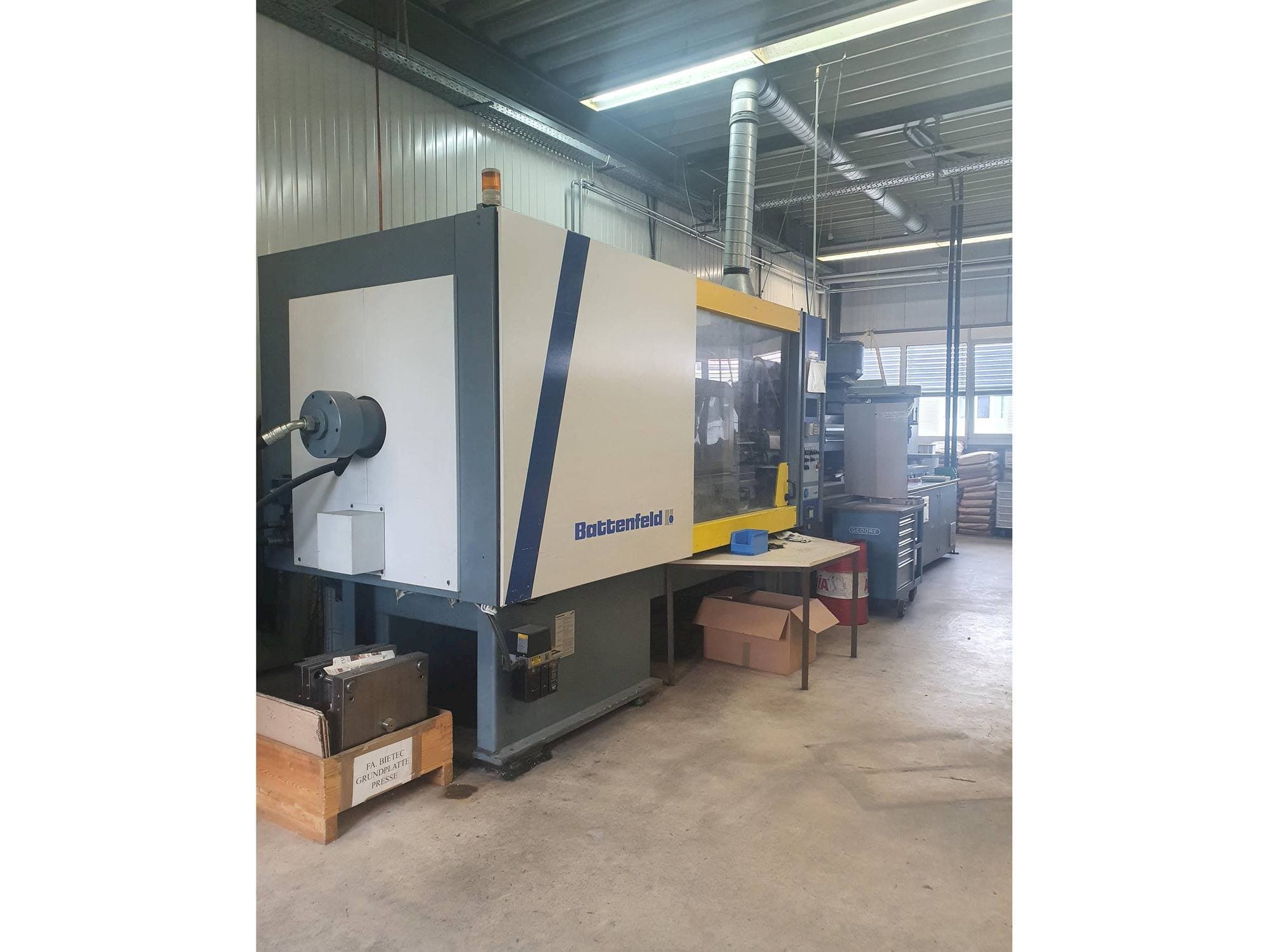 Vista frontal de la máquina Battenfeld BK 3500/2800