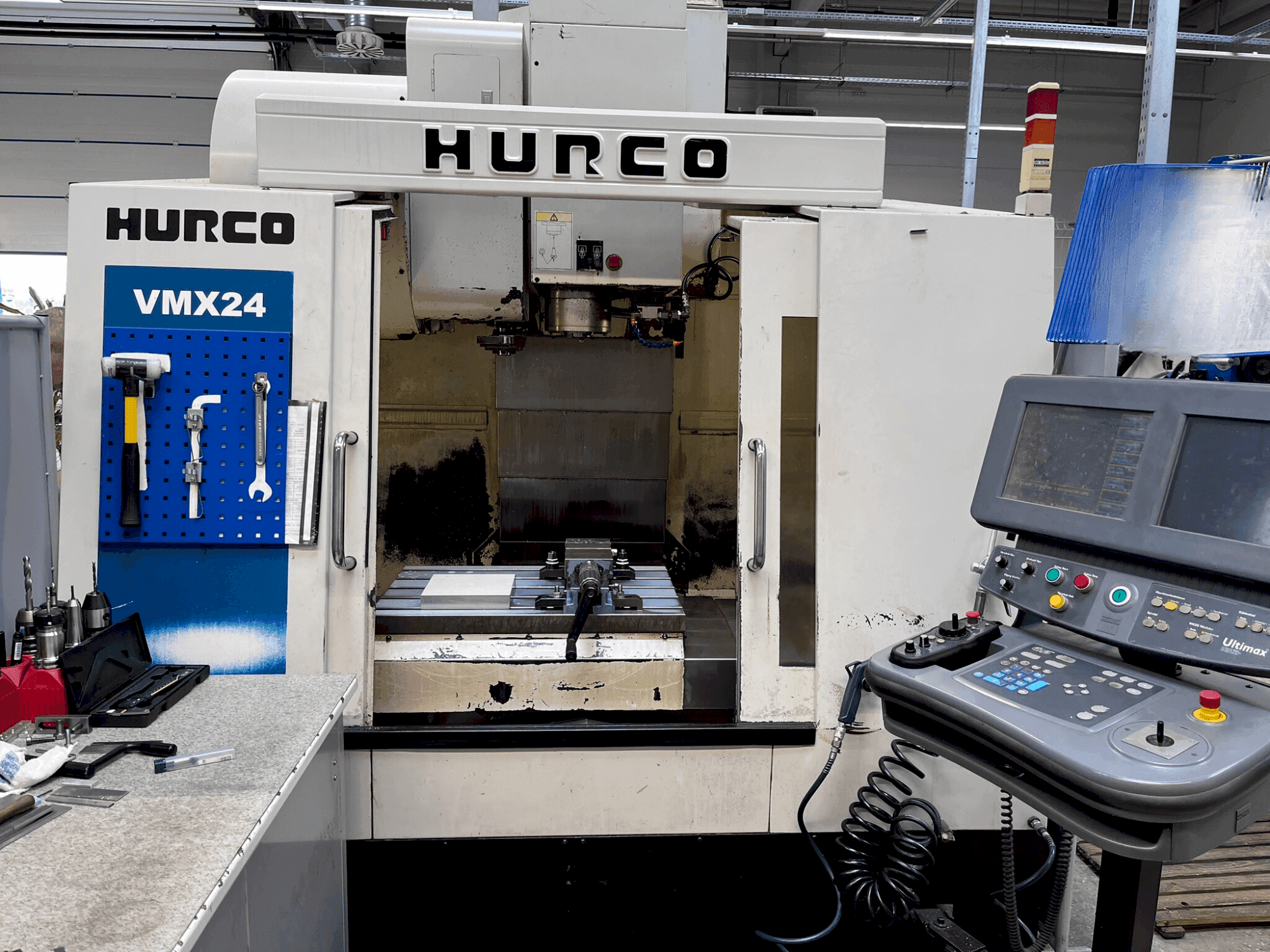 Vista frontal de la máquina Hurco VMX 24
